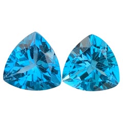 10.50 Carat Adorable paire de topazes bleues de Londres en forme de trillion pour boucles d'oreilles