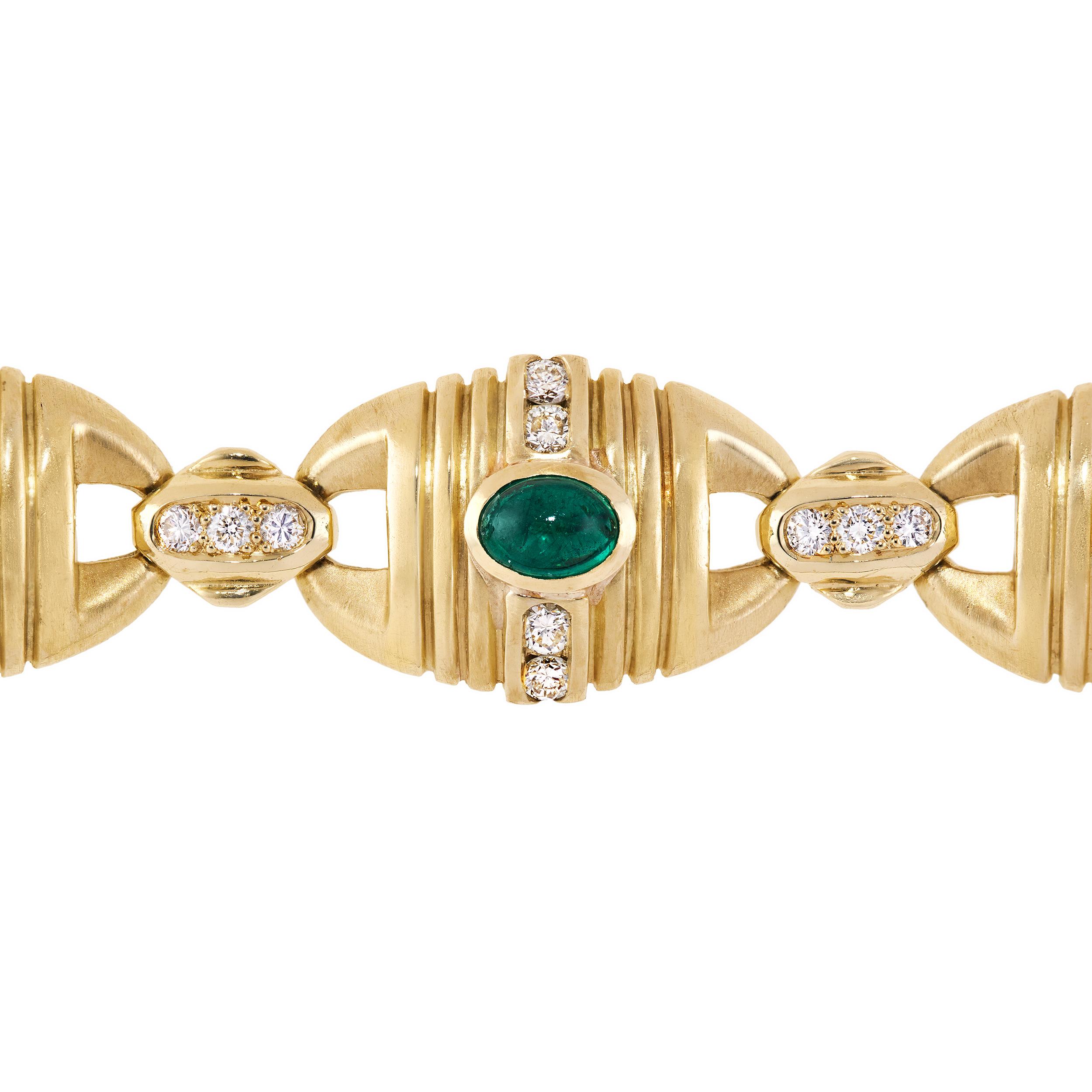 Contemporain Bracelet en or jaune 18 carats avec cabochon d'émeraude de 10,50 carats et diamants en vente
