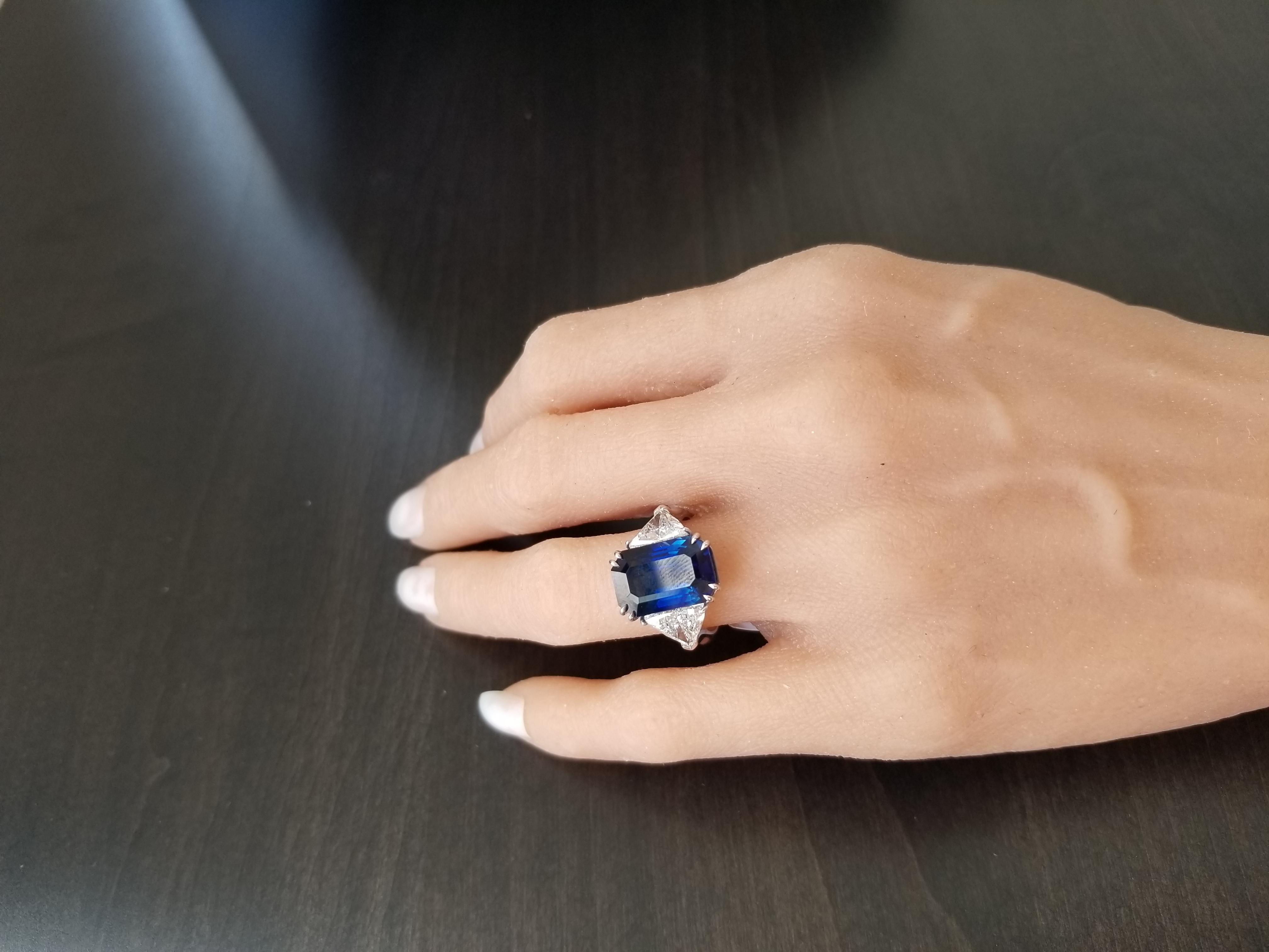 10.50 Carat Emerald Cut Blue Sapphire and Trillion Diamond Cocktail Ring in Gold In New Condition In Chicago, IL