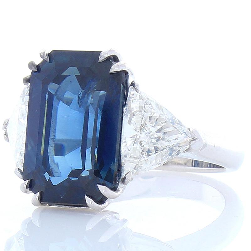 Dieser spektakuläre Ring mit 10::50 Karat - 14::18 x 9::44 Millimeter - Saphiren und Diamanten ist zeitlos und bemerkenswert. Die Edelsteinquelle ist Sri Lanka. Dieser königsblaue Saphir ist dank seiner satten Farbe und seines außergewöhnlichen