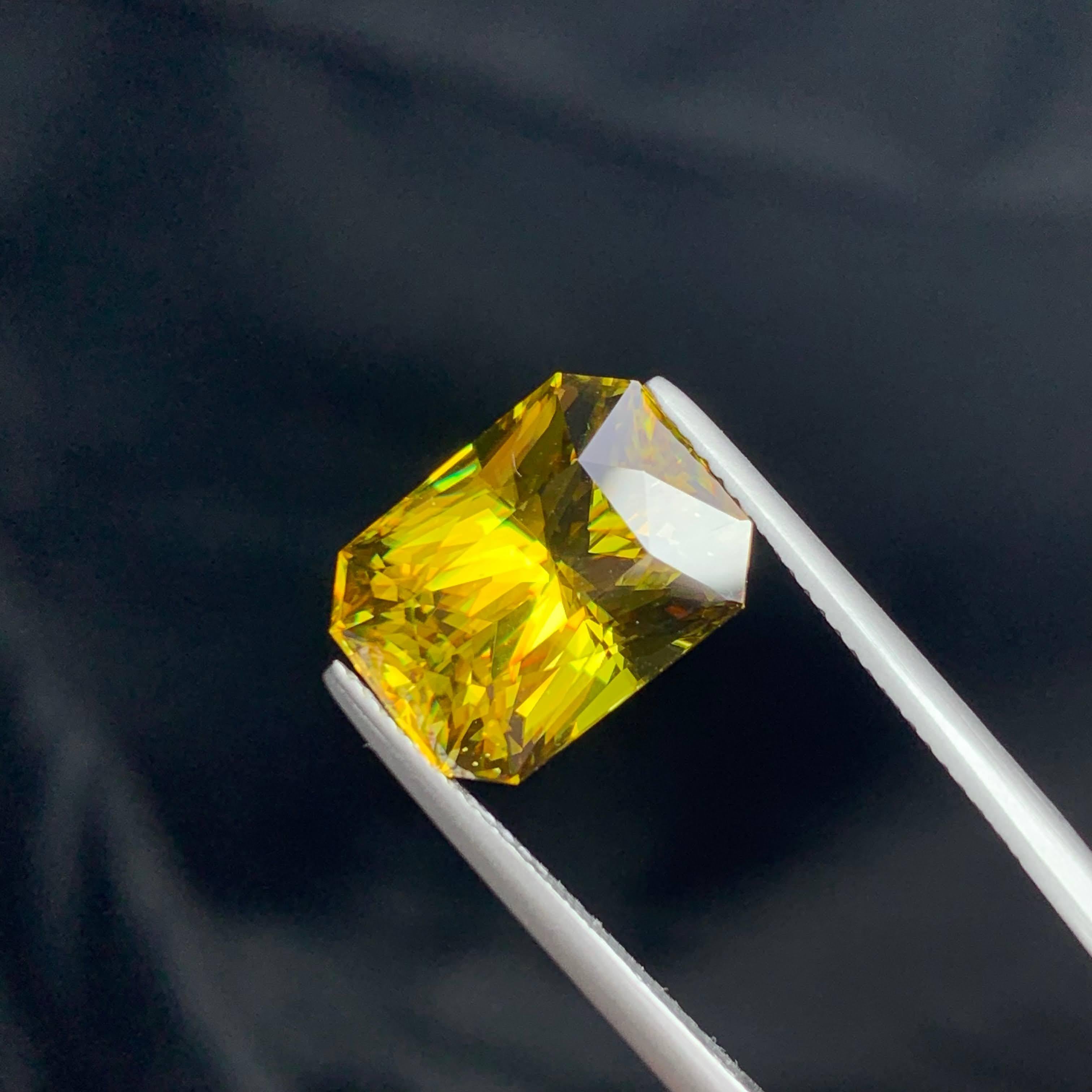 10.50 Carat Loose Fine Sphene Stone Modified Emerald Madagascar's Gemstone For Sale 4