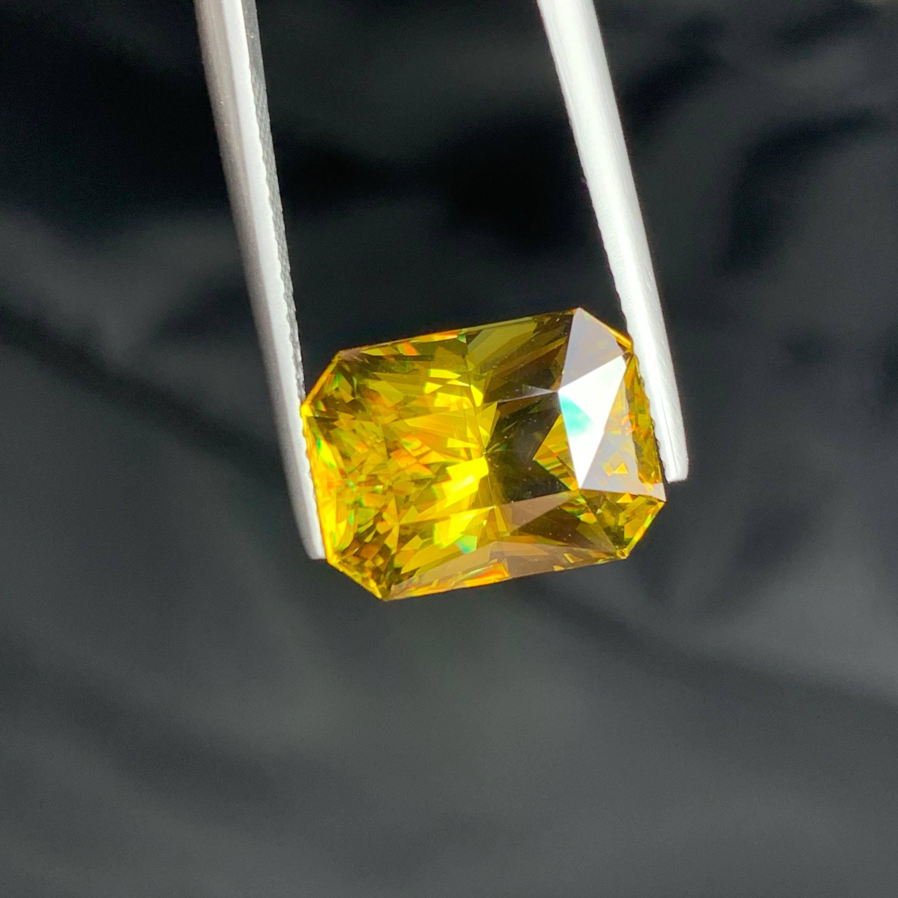 10.50 Carat Loose Fine Sphene Stone Modified Emerald Madagascar's Gemstone In New Condition For Sale In Bangkok, TH