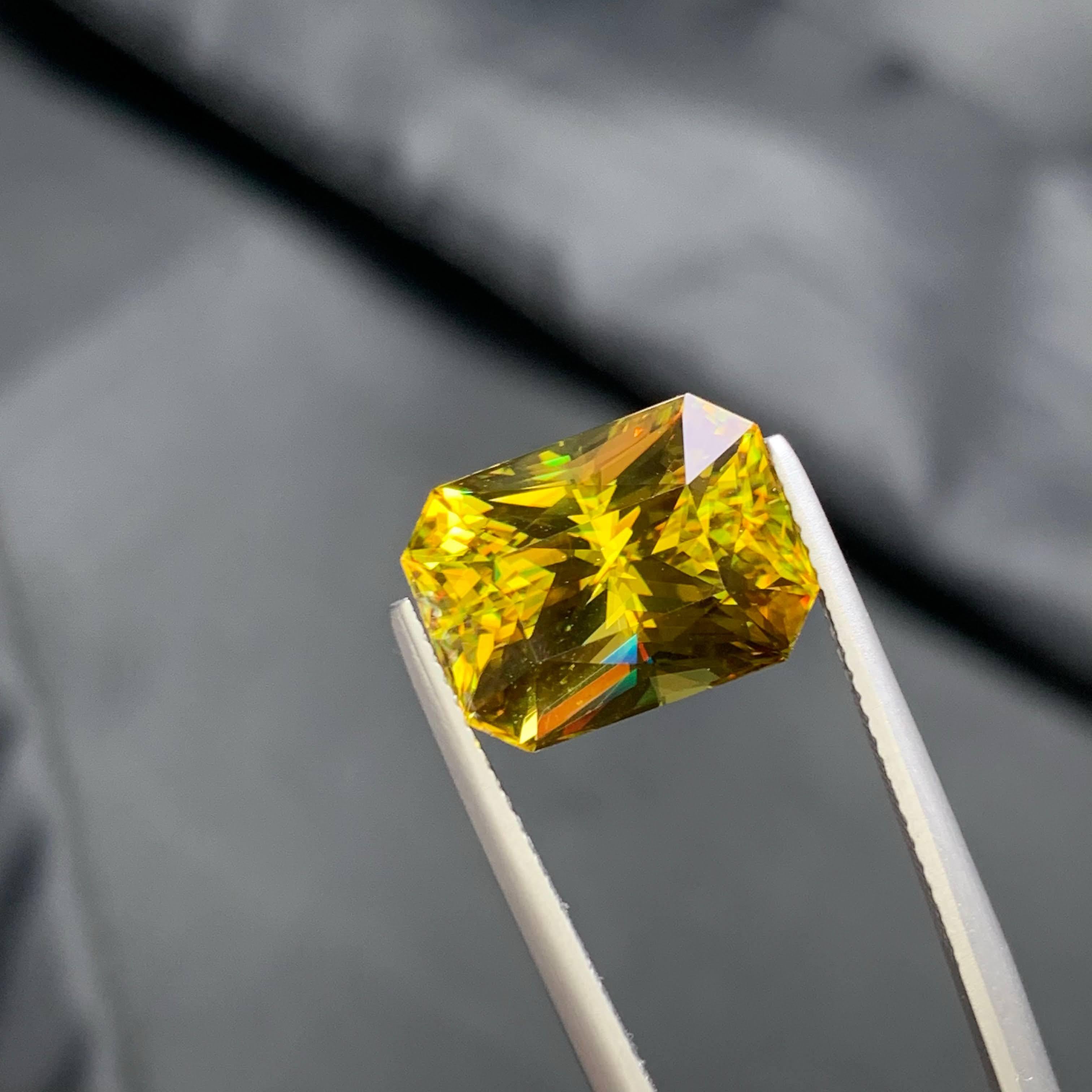 10.50 Carat Loose Fine Sphene Stone Modified Emerald Madagascar's Gemstone For Sale 3