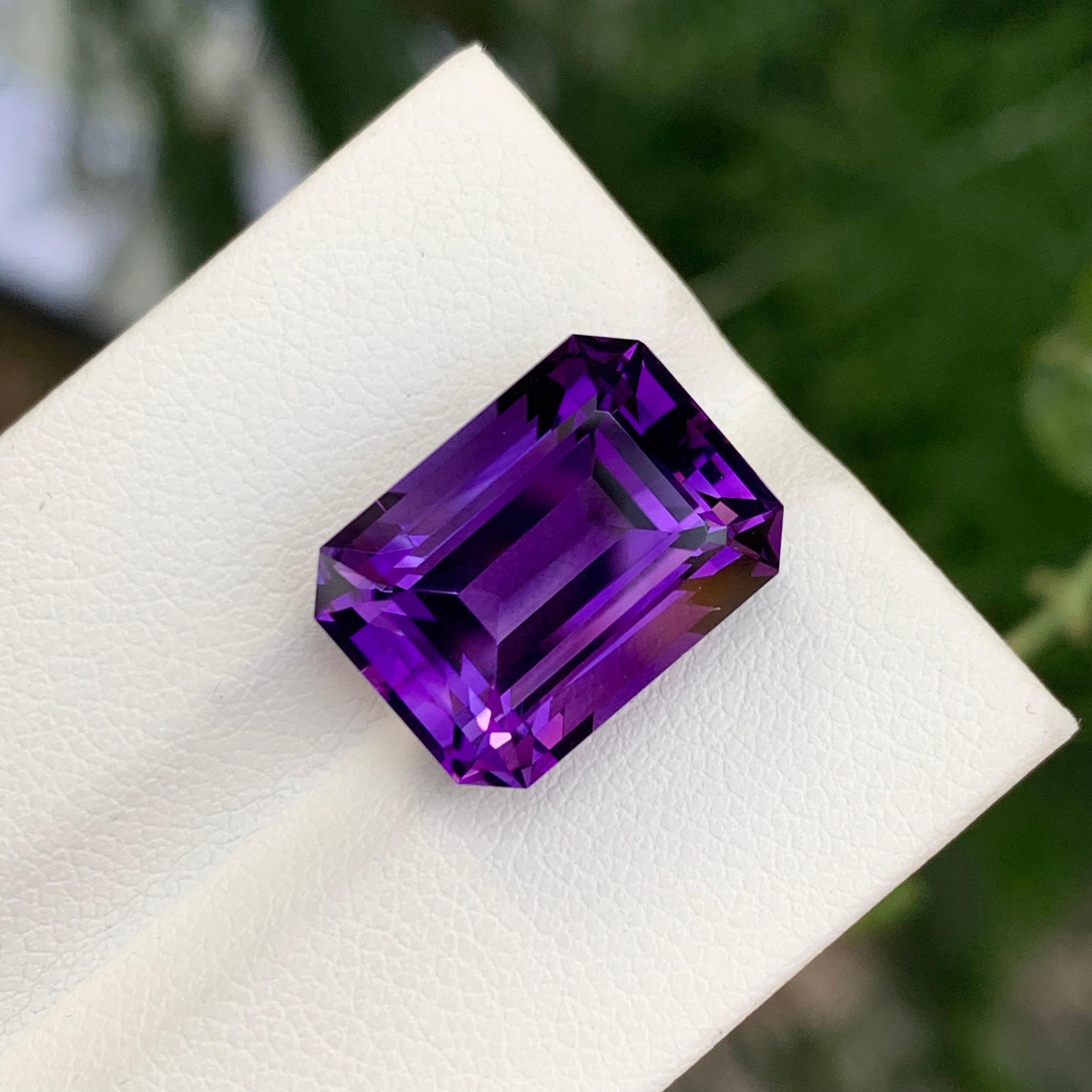Taglio smeraldo 10.50 carati di ametista viola profonda naturale sfusa a forma di smeraldo in vendita