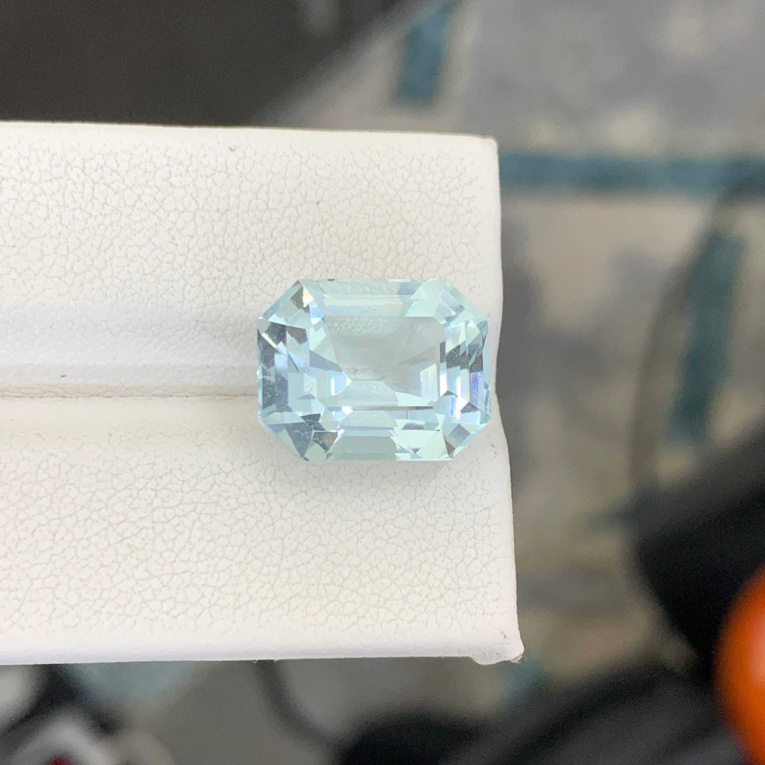 Moderne 10.50 Carat Natural Loose Light Blue Aquamarine Emerald Cut Pakistani Gemstone (Aigue-marine bleu clair taillée en émeraude) en vente