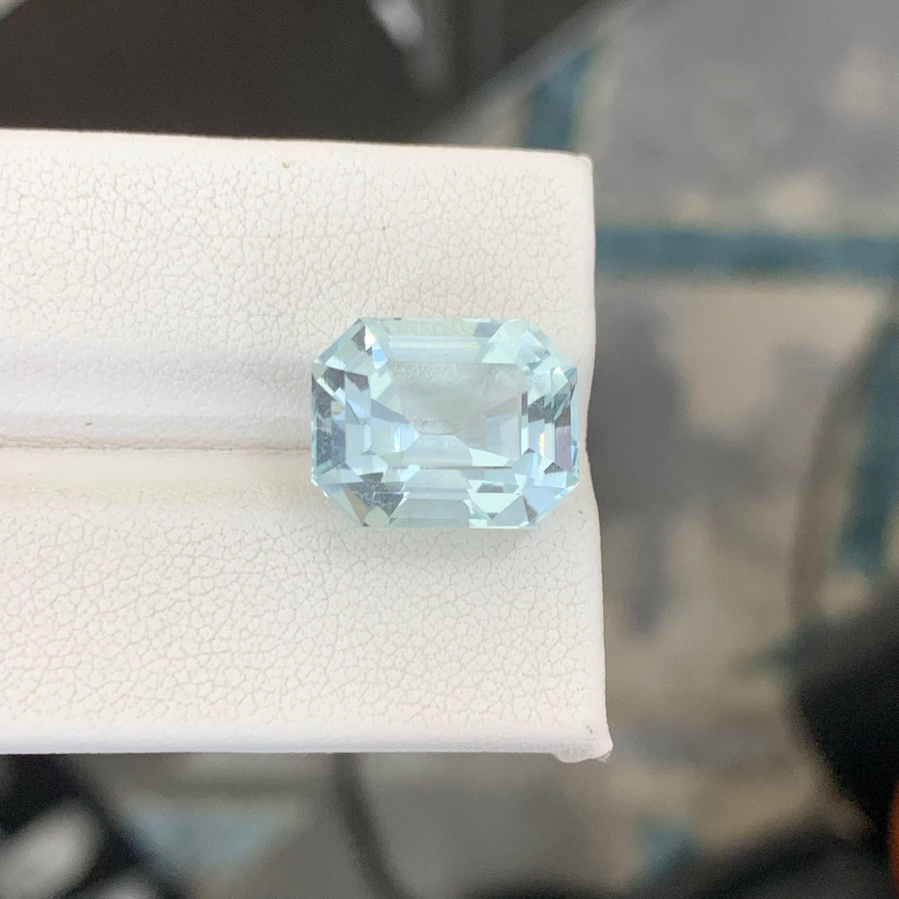 10.50 Carat Natural Loose Light Blue Aquamarine Emerald Cut Pakistani Gemstone (Aigue-marine bleu clair taillée en émeraude) Unisexe en vente