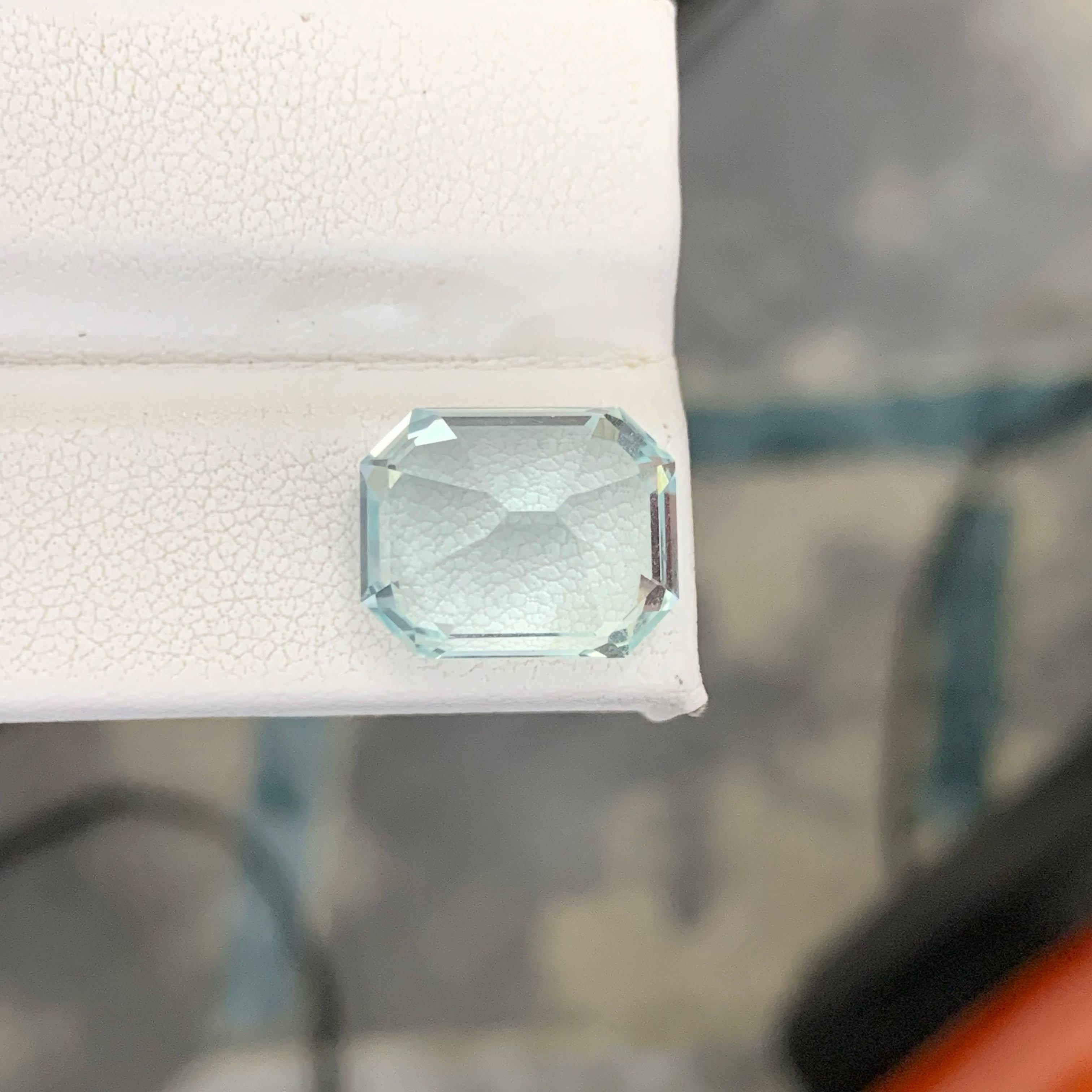 10.50 Carat Natural Loose Light Blue Aquamarine Emerald Cut Pakistani Gemstone (Aigue-marine bleu clair taillée en émeraude) en vente 1