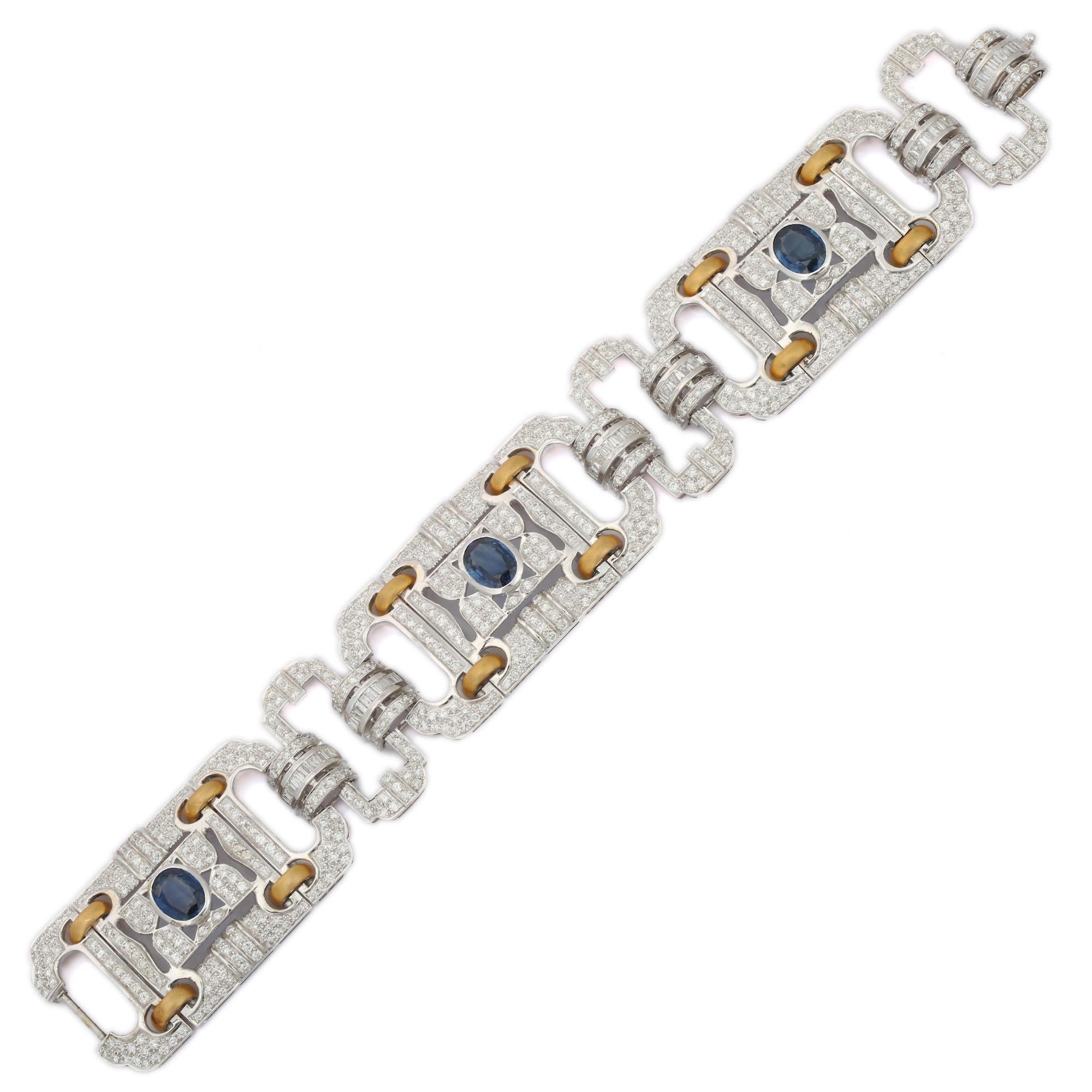 Dieses vom Art déco inspirierte Saphir-Diamant-Armband aus 18 Karat Gold präsentiert 3 unendlich funkelnde natürliche Saphire mit einem Gewicht von 6,4 Karat und Diamanten von 10,5 Karat. Es misst 7.025 Zoll in der Länge. 
Der Saphir fördert die