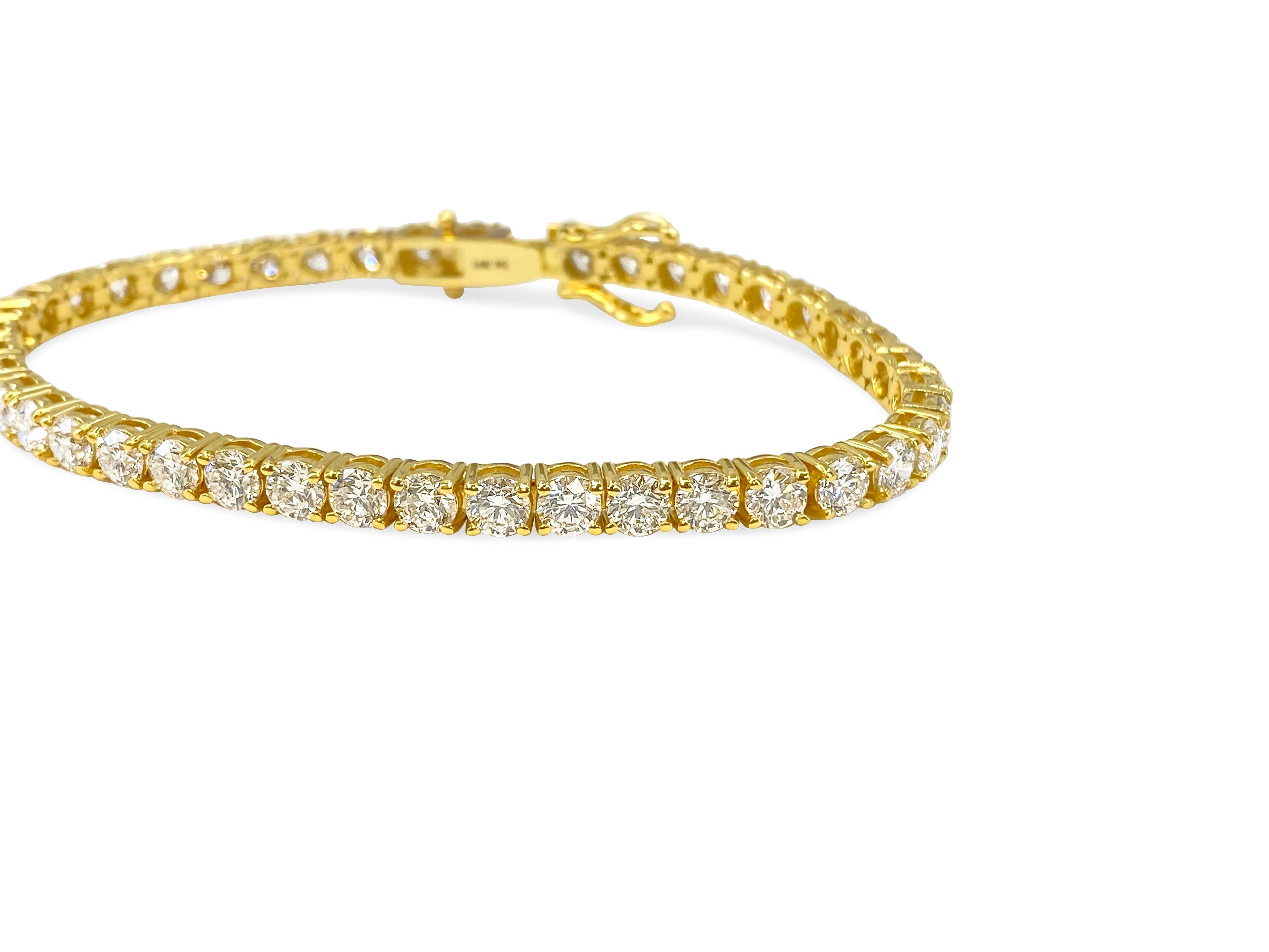 Fabriqué en or jaune luxueux de 14 carats, ce bracelet exquis affiche un total de 10,5 carats de diamants éblouissants. Avec de très, très légères imperfections (VVS) et une gamme de couleurs H-I, ces diamants naturels extraits de la terre brillent