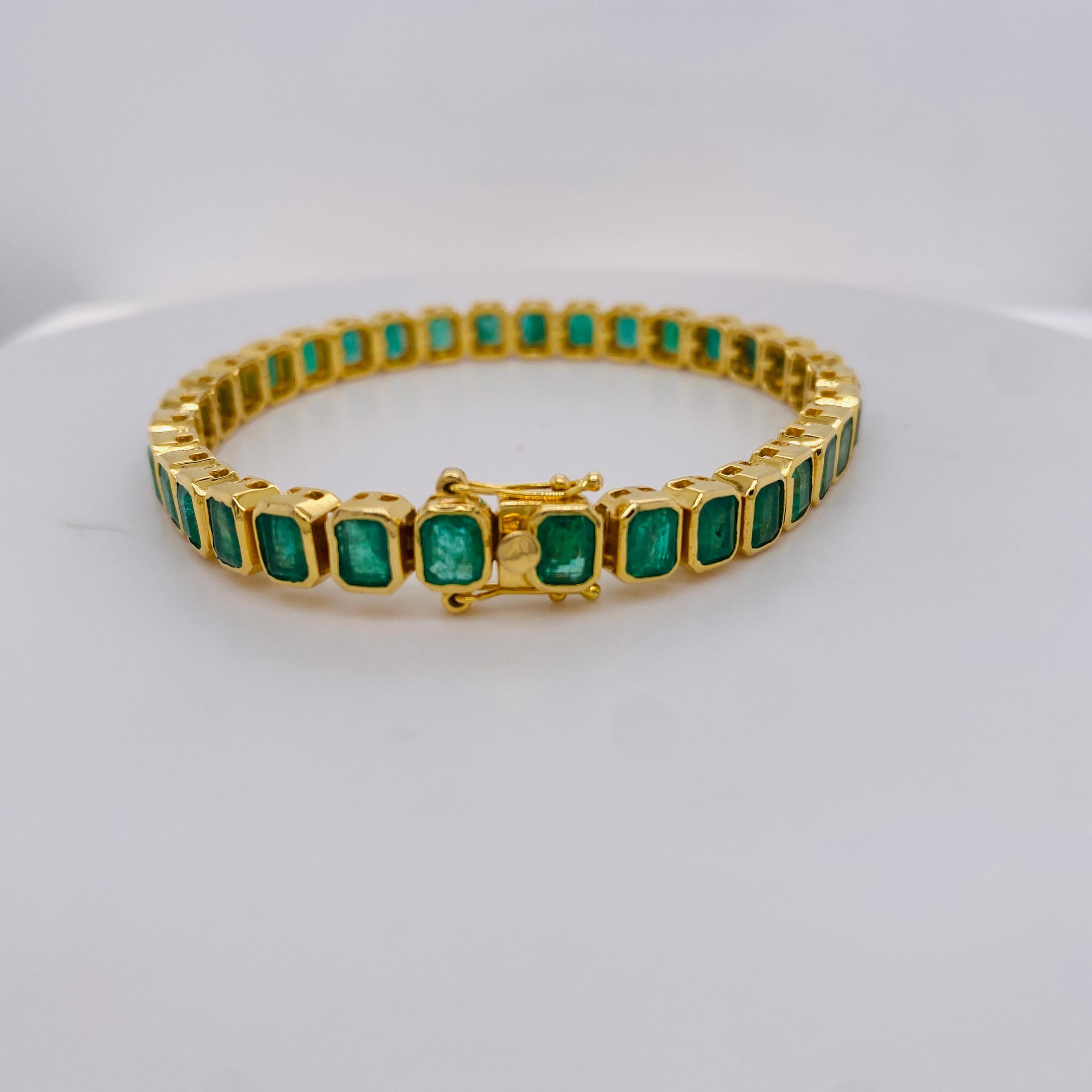 Modern 10.50 carats Emerald Tennis Line Bracelet Bezel Set, 14K Yellow Gold, 7.5 inches