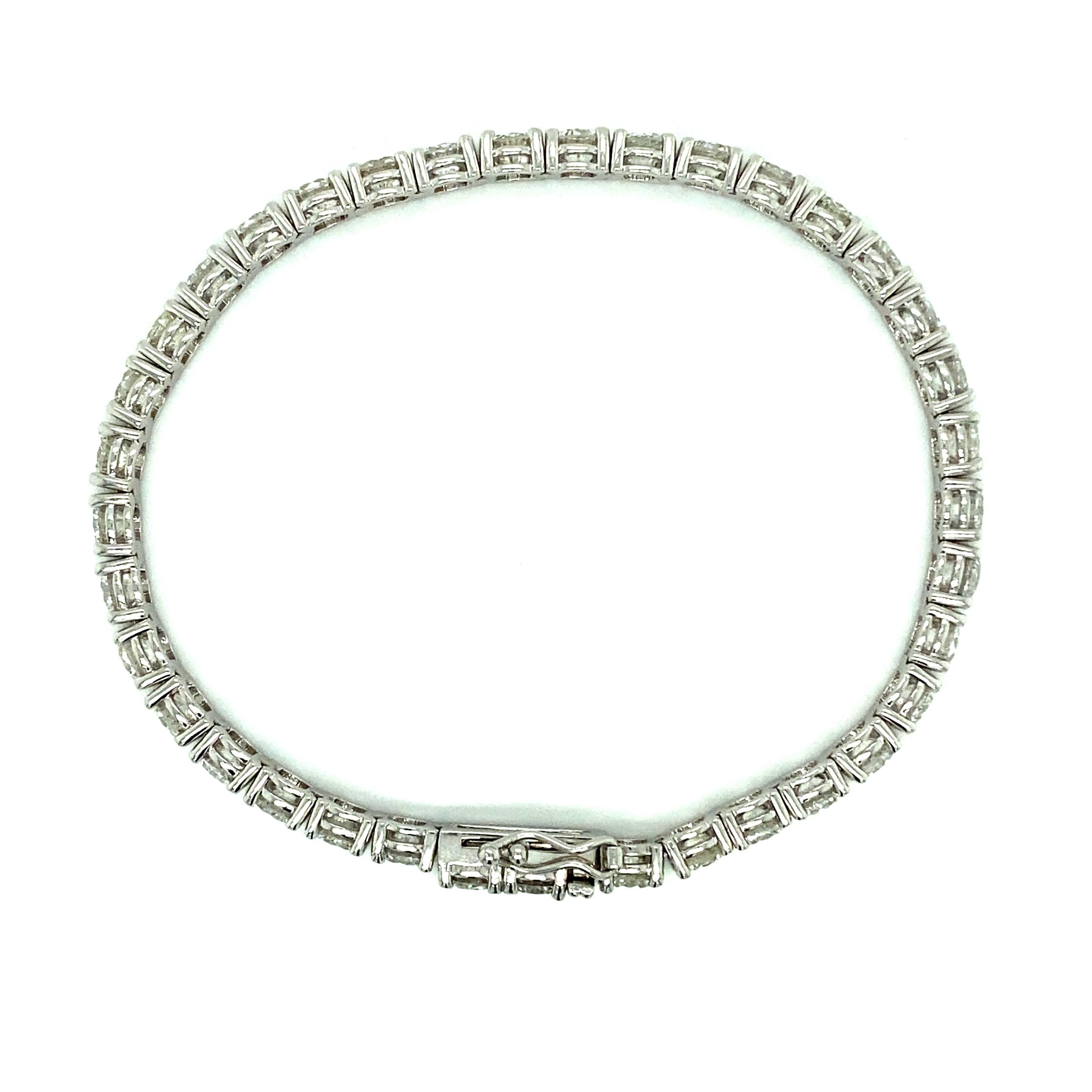Taille ronde Bracelet tennis en or blanc 18 carats avec diamants 10,50 carats en vente