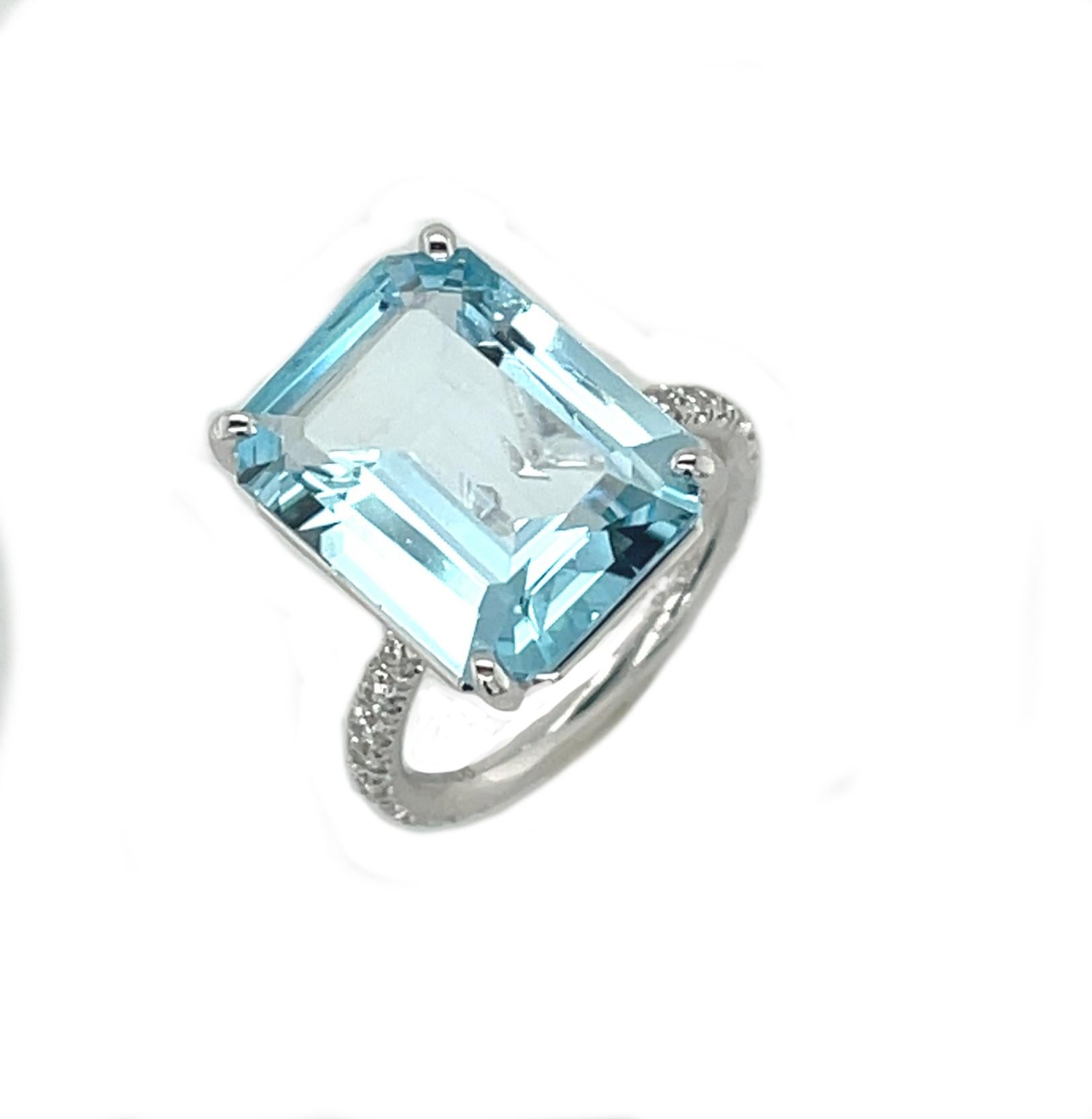 Blue Topaz and Diamond Pave Cocktail Ring in Platinum, 10.51 Carats In New Condition For Sale In Los Angeles, CA