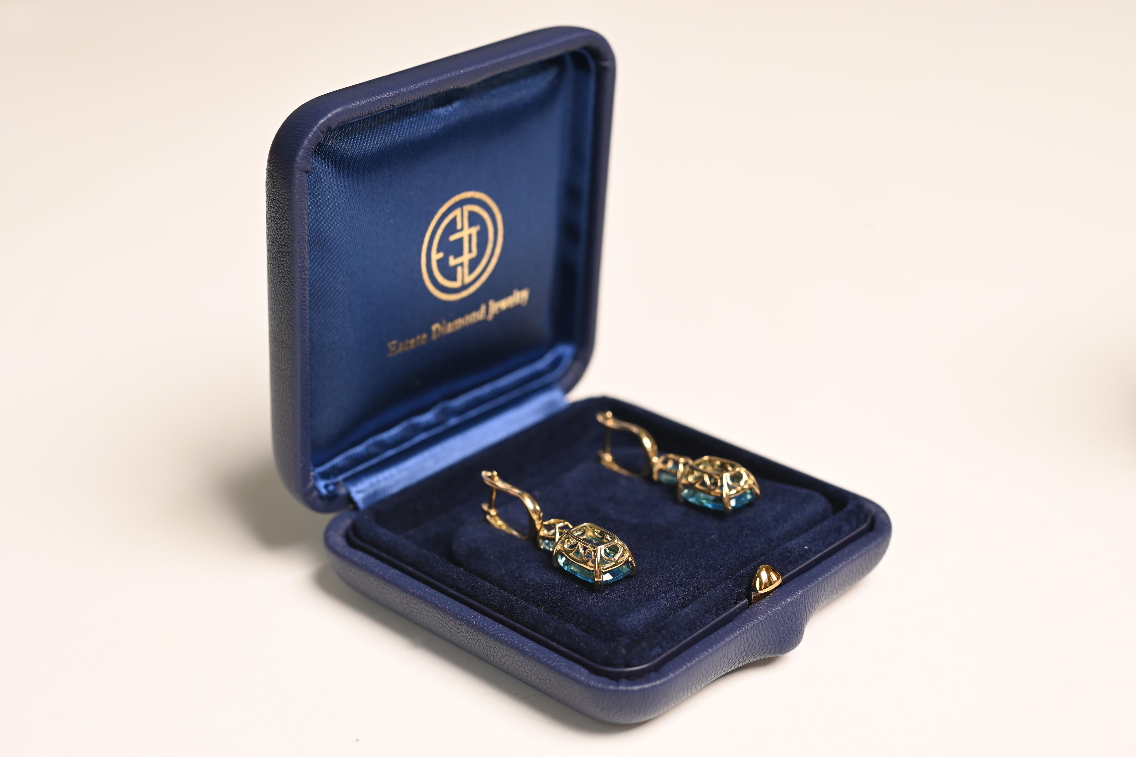 Taille coussin Boucles d'oreilles en or jaune 18 carats et topaze bleue taille coussin (environ 10,50 carats) en vente