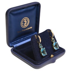 Boucles d'oreilles en or jaune 18 carats et topaze bleue taille coussin (environ 10,50 carats)