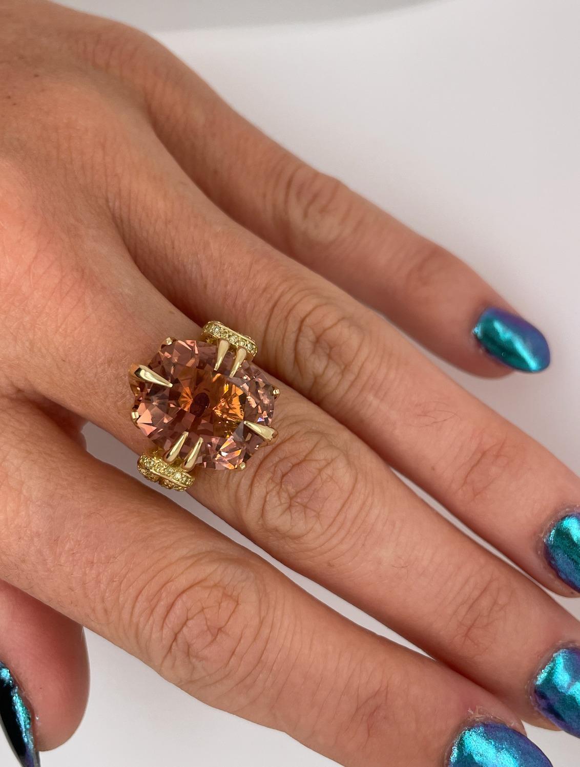 Bague cocktail en or 18 carats, tourmaline pêche 10,51 carats et diamant jaune à nœud de réfère en vente 13