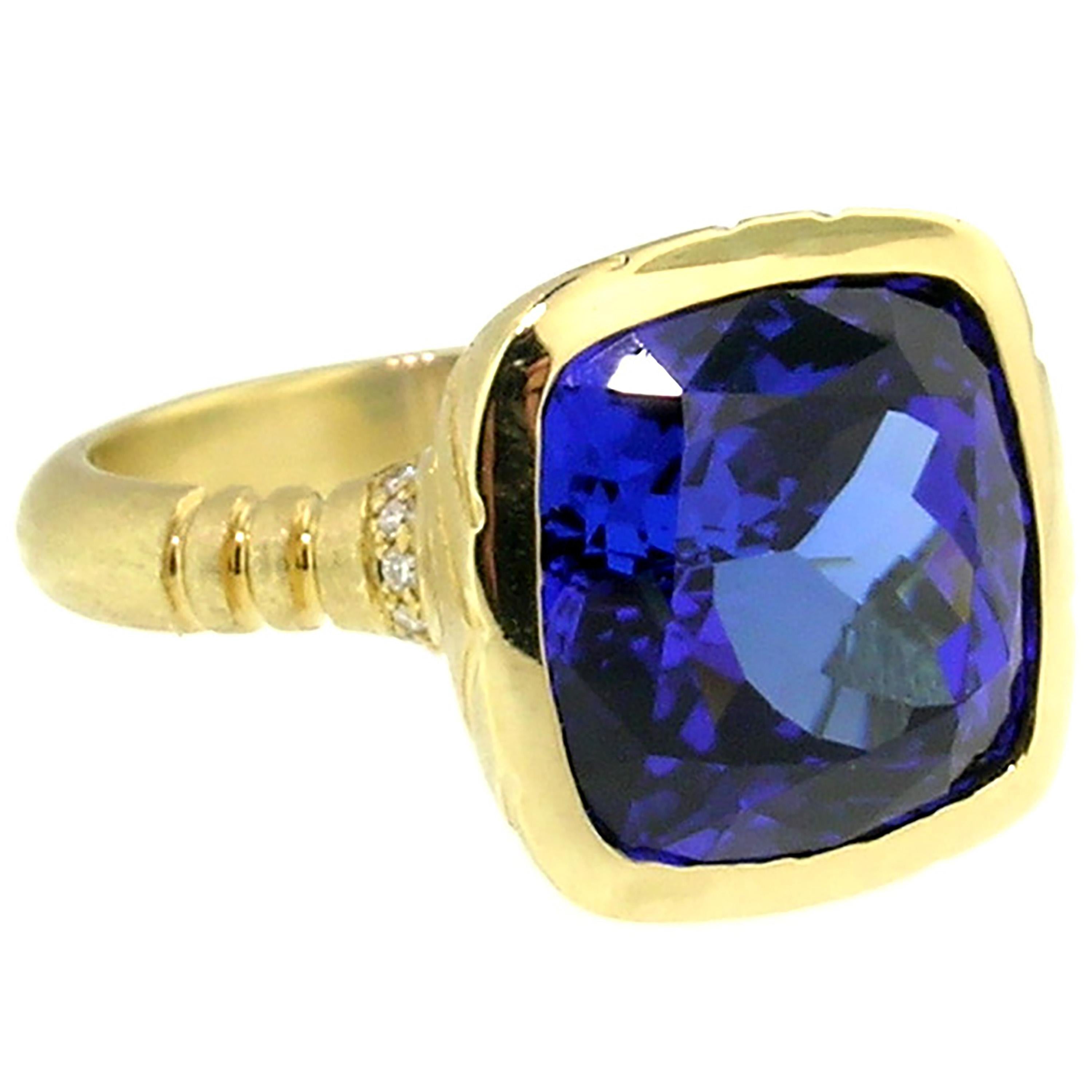 Cynthia Scott Jewelry 10.52 Carat Tanzanite in 18 Karat Gold Ring In New Condition For Sale In Logan, UT