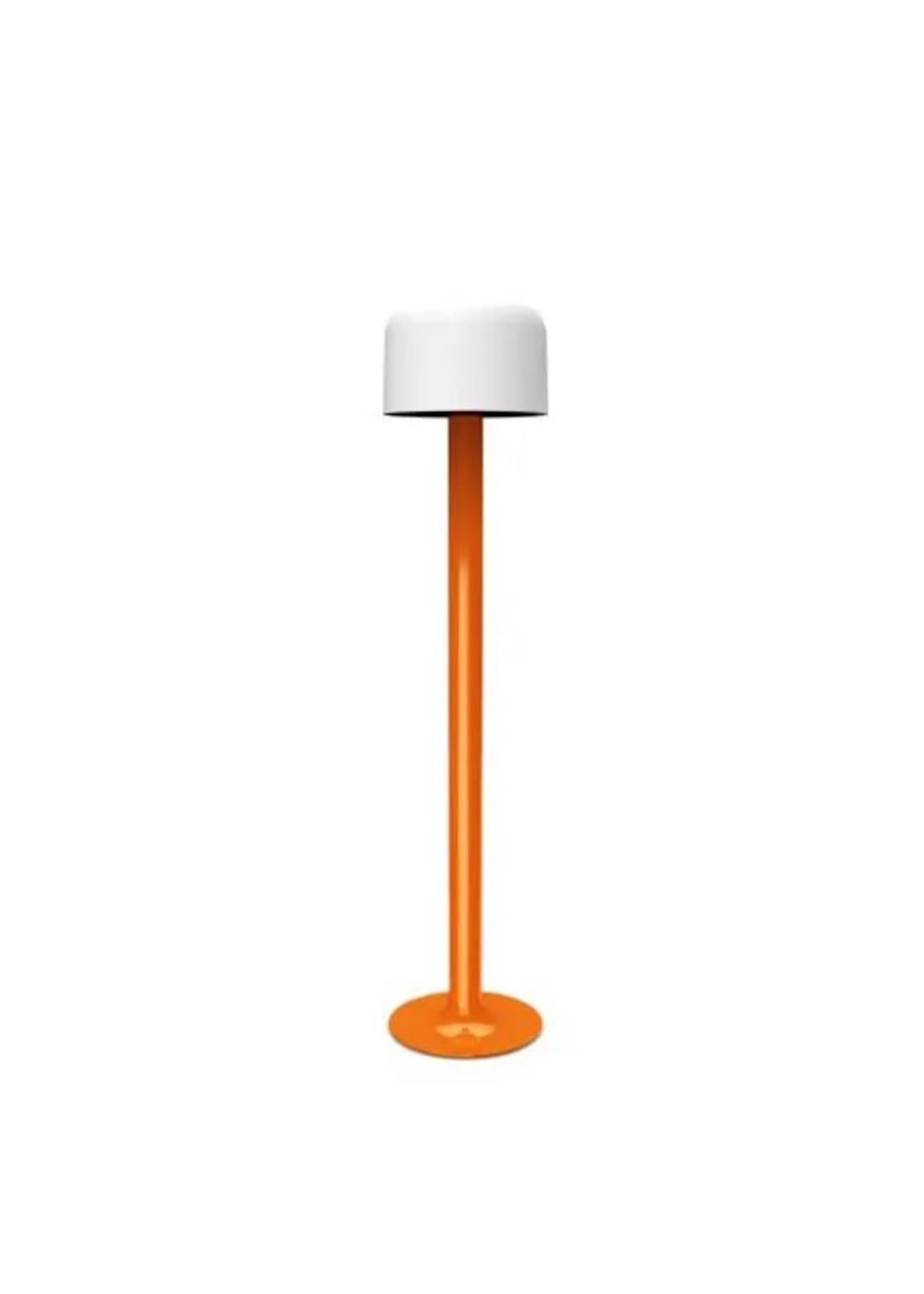 The N10527 floor lamp designed in 1972 by Michel Mortier was published at the time by Verre Lumière. Disderot reissues this very contemporary model, with its aluminum base and opal glass shade. The luminaire also exists as a table lamp (10497 and