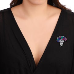 Broche en diamants, saphirs, rubis et émeraudes de 10,55 carats