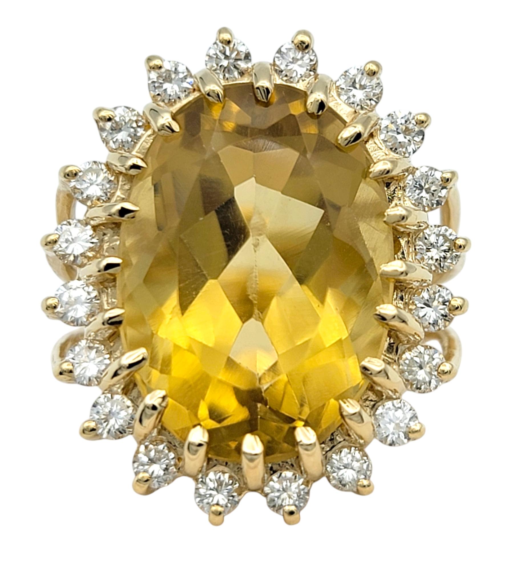 Ringgröße: 5,75 

Dieser exquisite Ring ist ein strahlendes Fest der kühnen Eleganz und Raffinesse. Sein Herzstück ist ein beeindruckender Citrin im Ovalschliff (10,55), der in einem faszinierenden Goldton leuchtet, der die Essenz von Wärme und