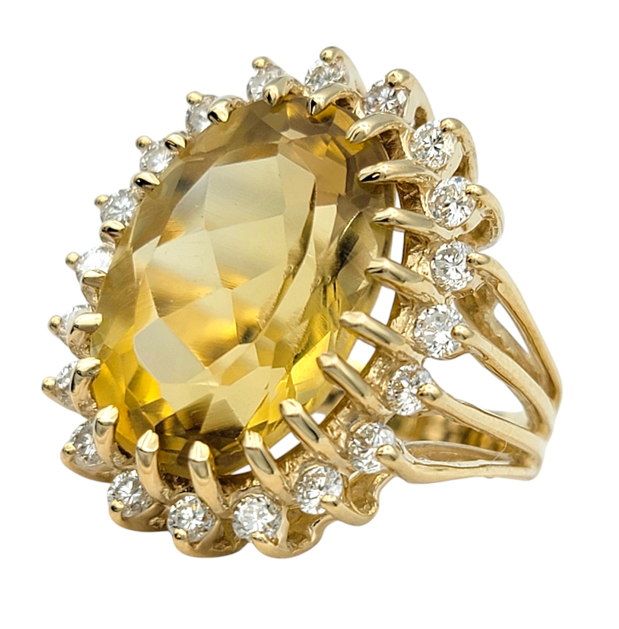 10,55 Karat Ovalschliff Citrin und Diamant Halo geteilter Schaft Cocktail-Ring 14K Gold (Zeitgenössisch) im Angebot