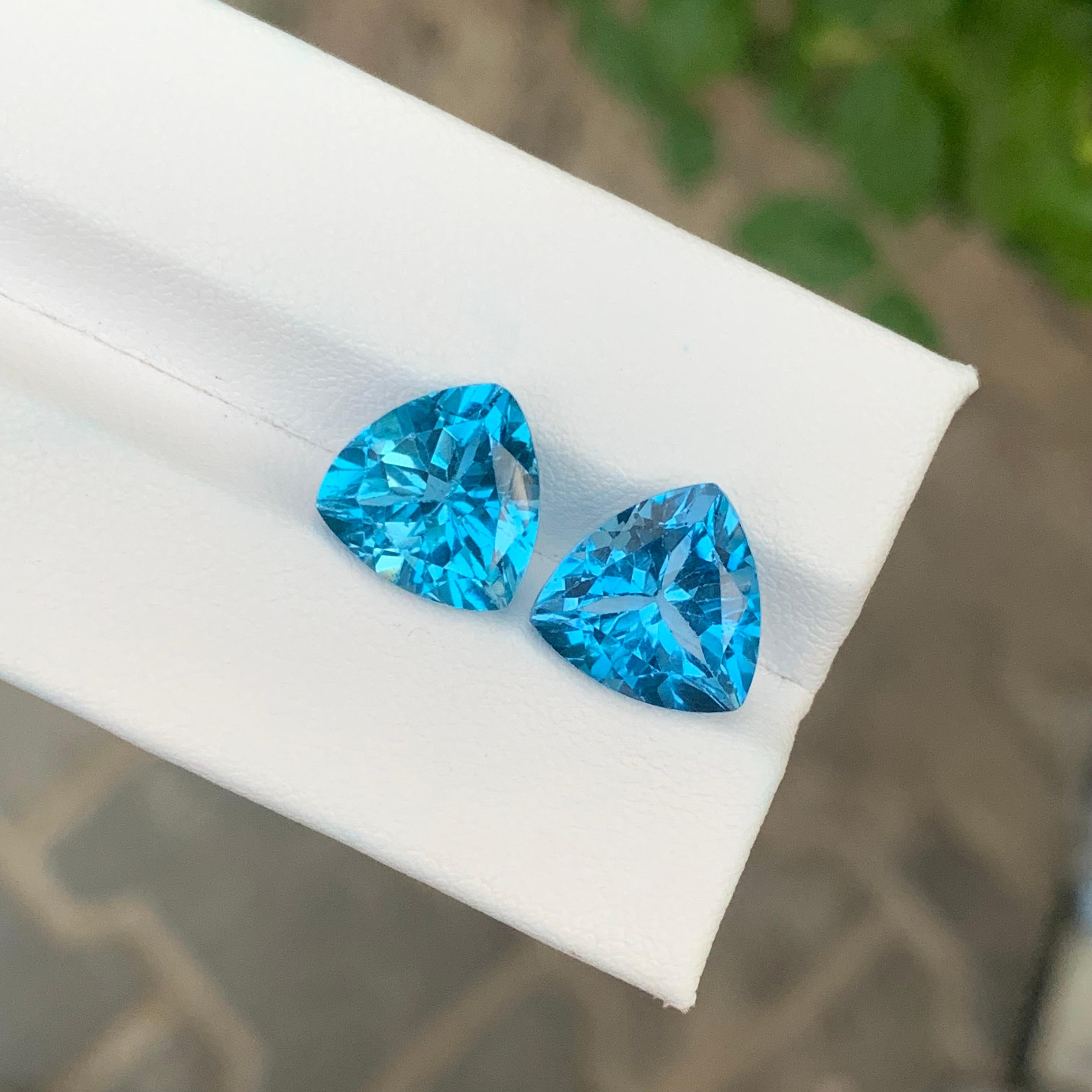 Coppia di Topazi Blu di Londra

Peso: 10,55 Carati
Dimensioni: 11 x 11 x 6,8 Mm e 10,8 x 11 x 6,5 Mm
Origine: Brasile
Forma: Trilione
Colore: blu
Certificato: Su richiesta
.
Il Topazio Blu di Londra è una gemma sorprendente e sofisticata, ammirata