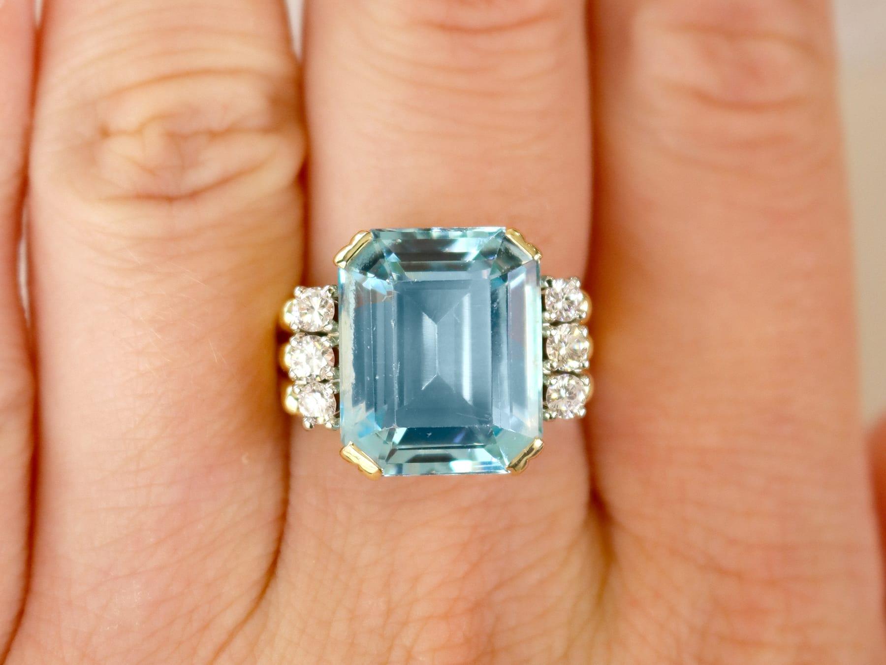 Taglio smeraldo Anello in oro giallo 14k con acquamarina da 10,56 carati e diamante da 0,48 carati Circa 1960 in vendita