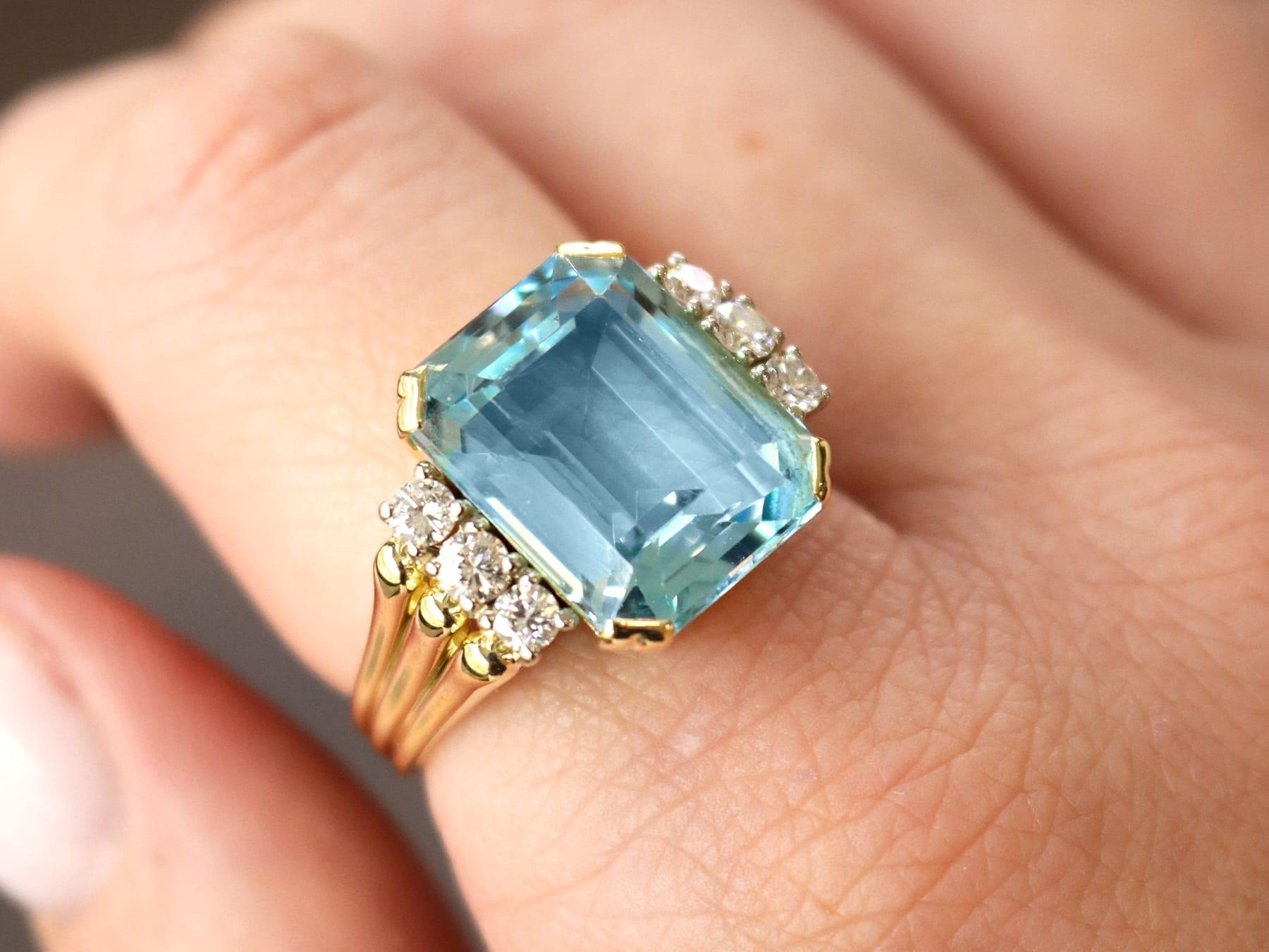 Anello in oro giallo 14k con acquamarina da 10,56 carati e diamante da 0,48 carati Circa 1960 In condizioni ottime in vendita a Jesmond, Newcastle Upon Tyne