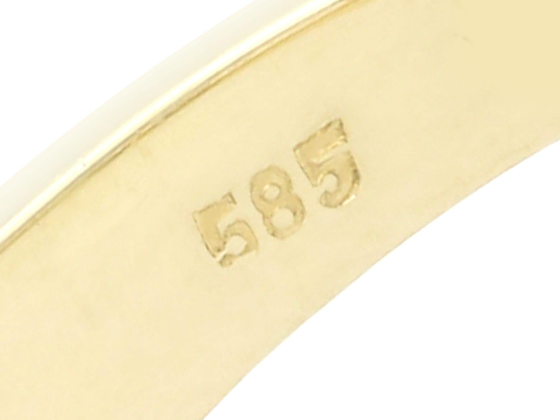 Anello in oro giallo 14k con acquamarina da 10,56 carati e diamante da 0,48 carati Circa 1960 in vendita 3