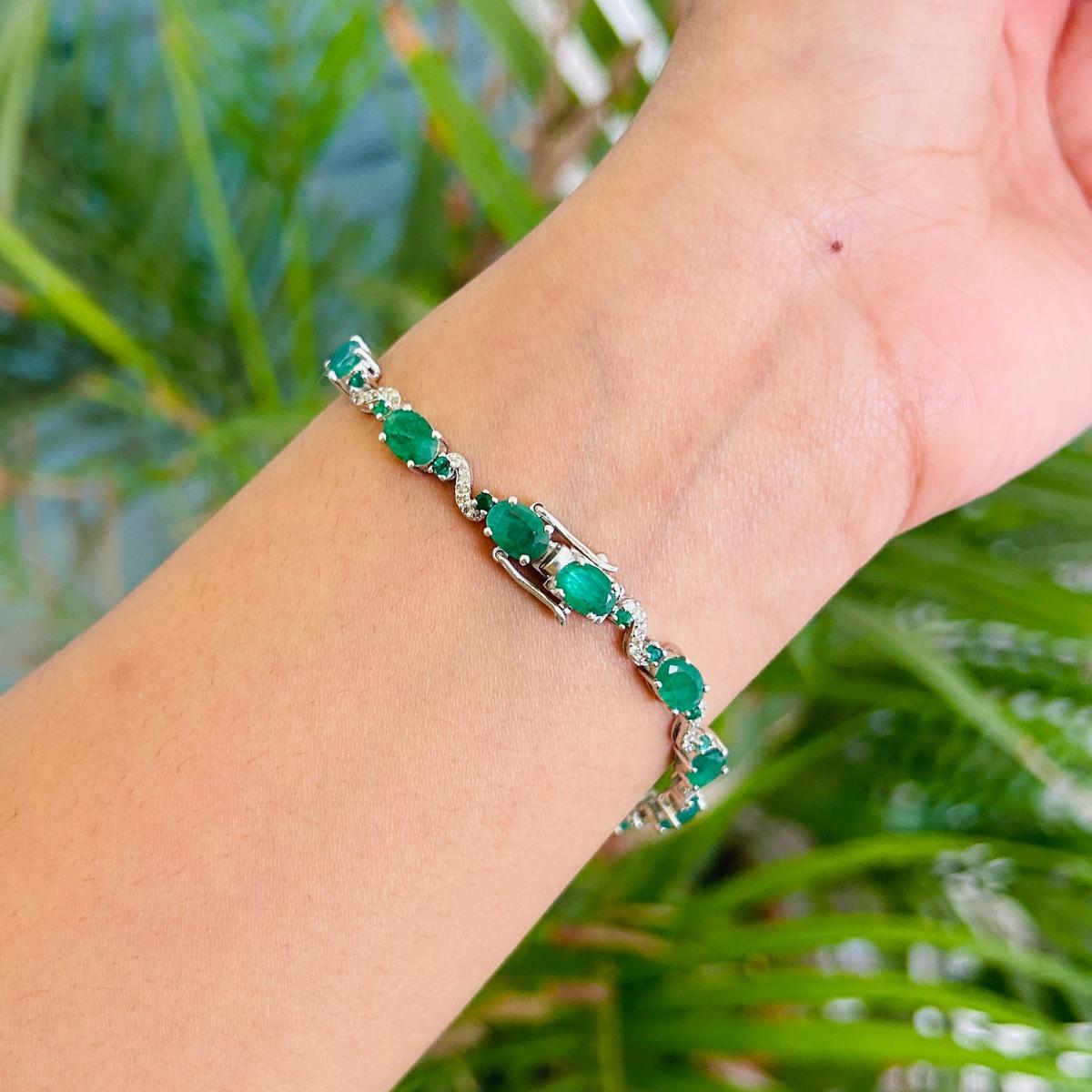 Mixed Cut 10.56 Carat Emerald Diamond Tennis Bracelet in Sterling Silver for Mom For Sale