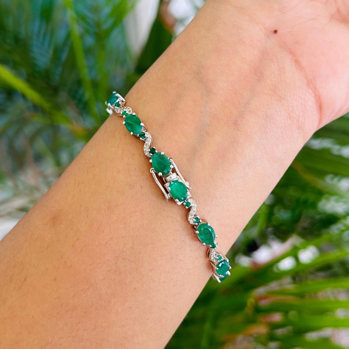 10.56 Carat Emerald Diamond Tennis Bracelet in Sterling Silver for Mom For Sale 2