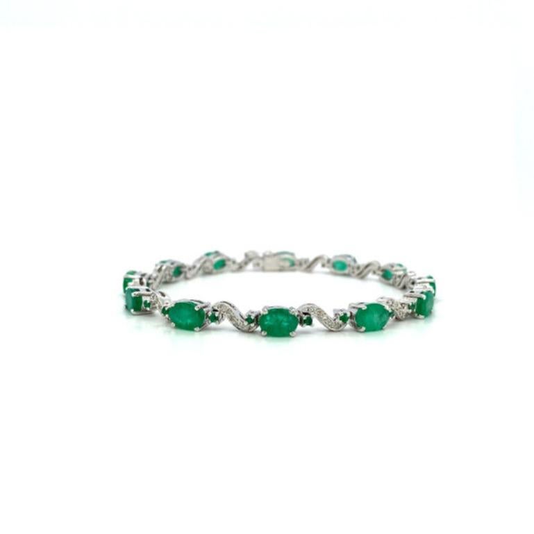 Art Deco 10.56 Carat Emerald Diamond Tennis Bracelet in Sterling Silver for Women For Sale