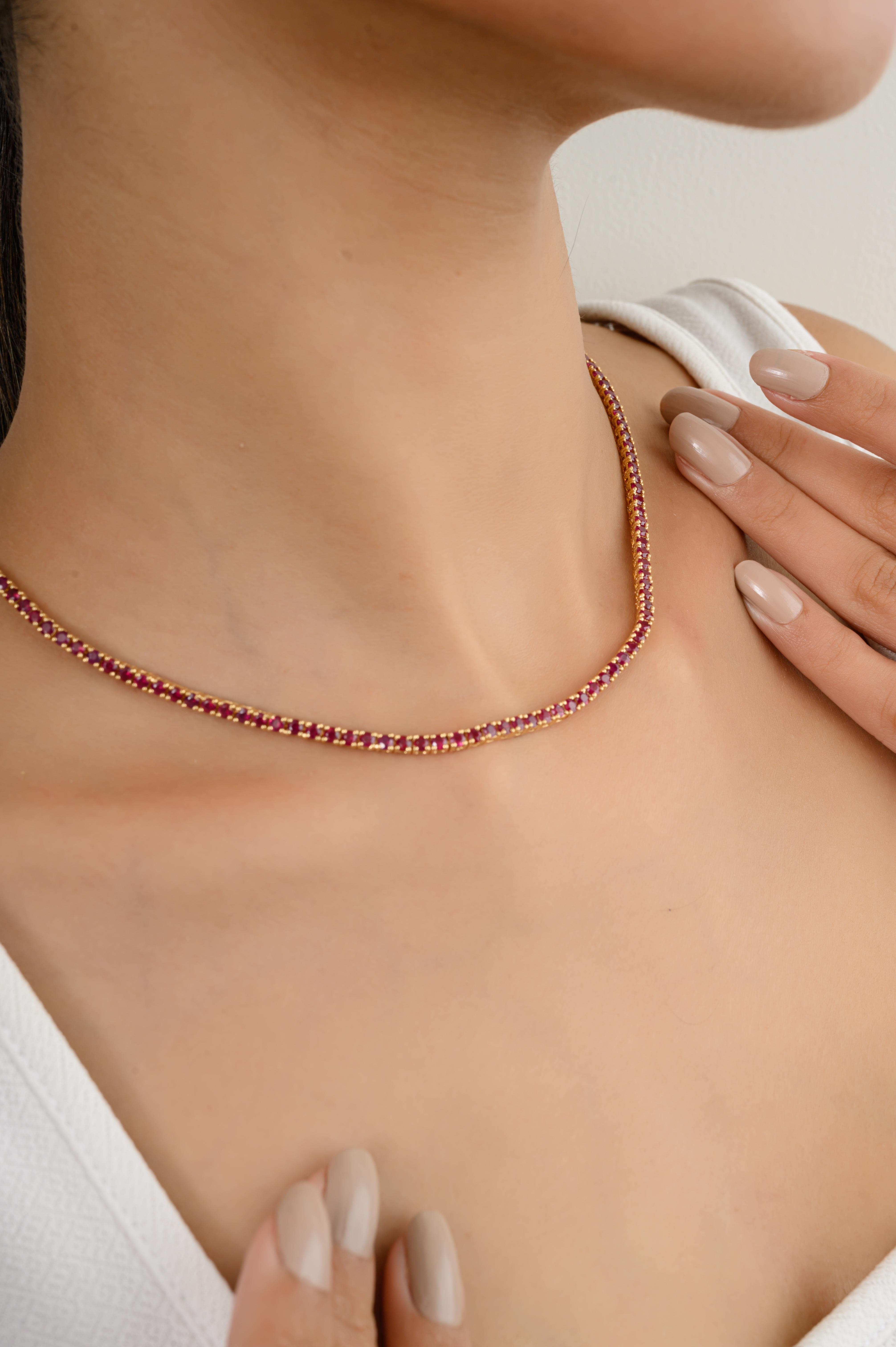 Collier de fiançailles en or 18 carats serti de rubis ronds de 10,56 carats. Ce superbe bijou rehausse instantanément un look décontracté ou une tenue habillée. 
Le rubis améliore la force mentale.
Conçu avec un rubis taillé en rond et serti sur des