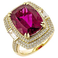 Bague fantaisie en or jaune 18 carats avec rubellite de 10,56 carats et diamant blanc.