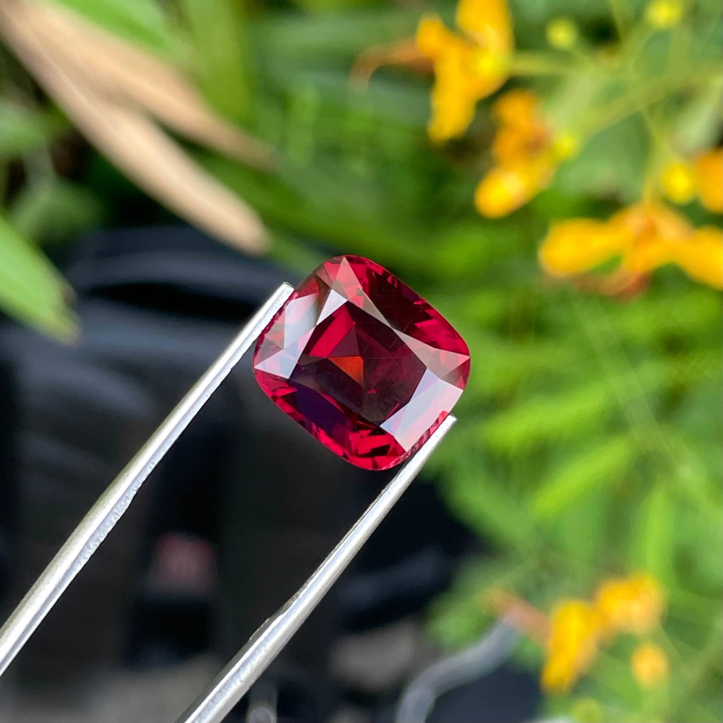 10.56 Carats Bright Red Garnet Stone Cushion Cut Natural Madagascar's Gemstone In New Condition For Sale In Bangkok, TH
