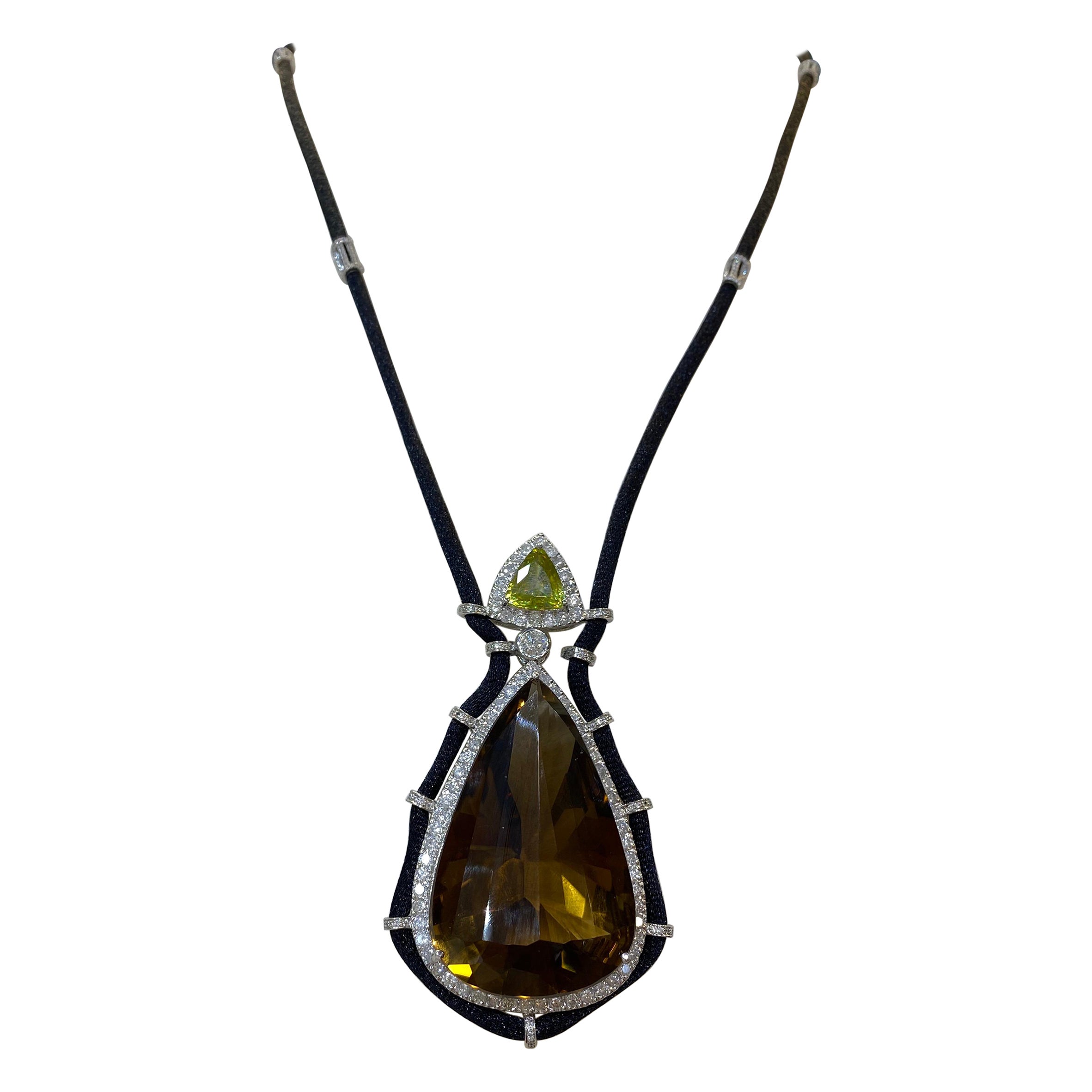 Collier à pendentif en quartz fumé, péridots et diamants de 105,61 carats