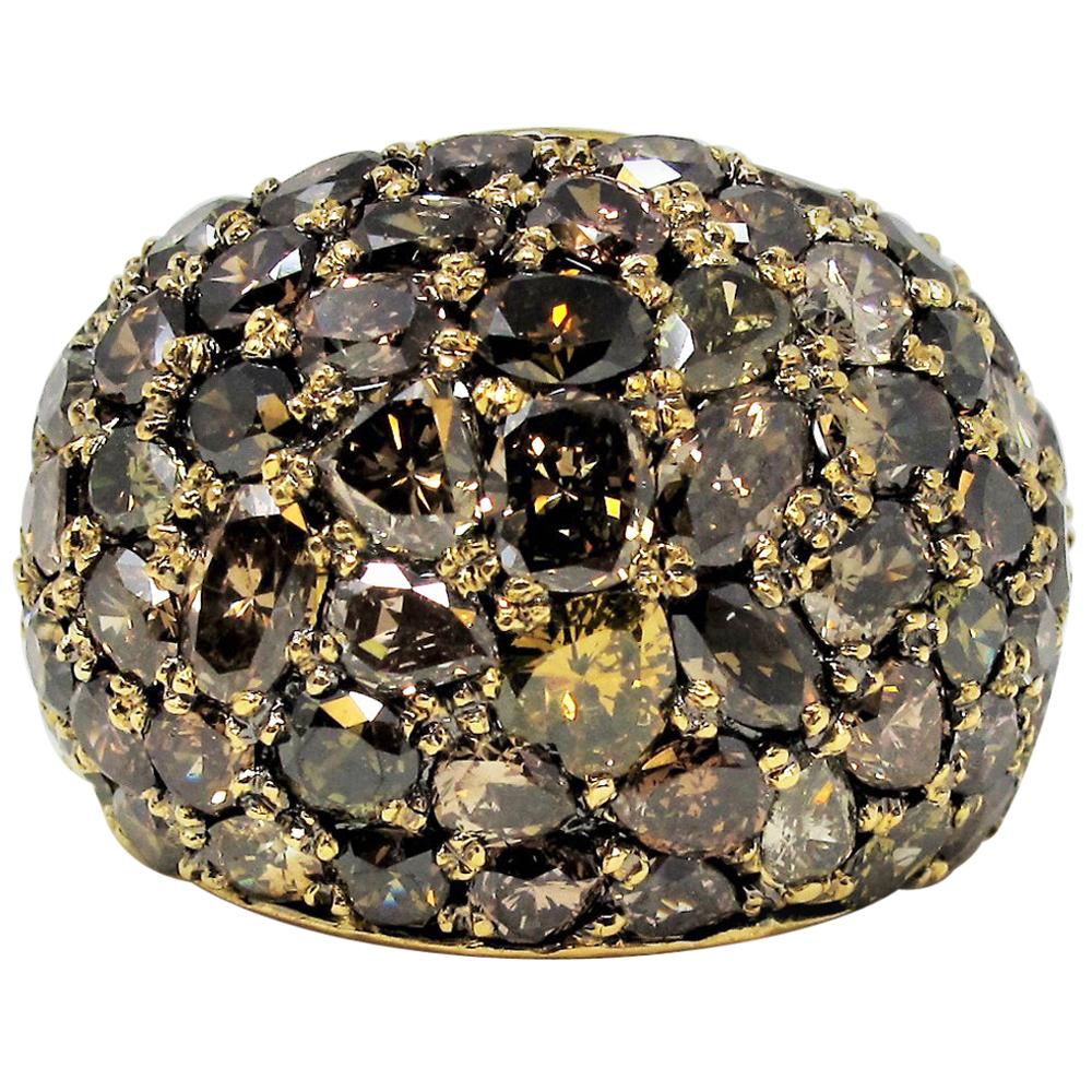 Bague dôme en or 18 carats avec diamant fantaisie cognac et pavé de diamants multi-tailles