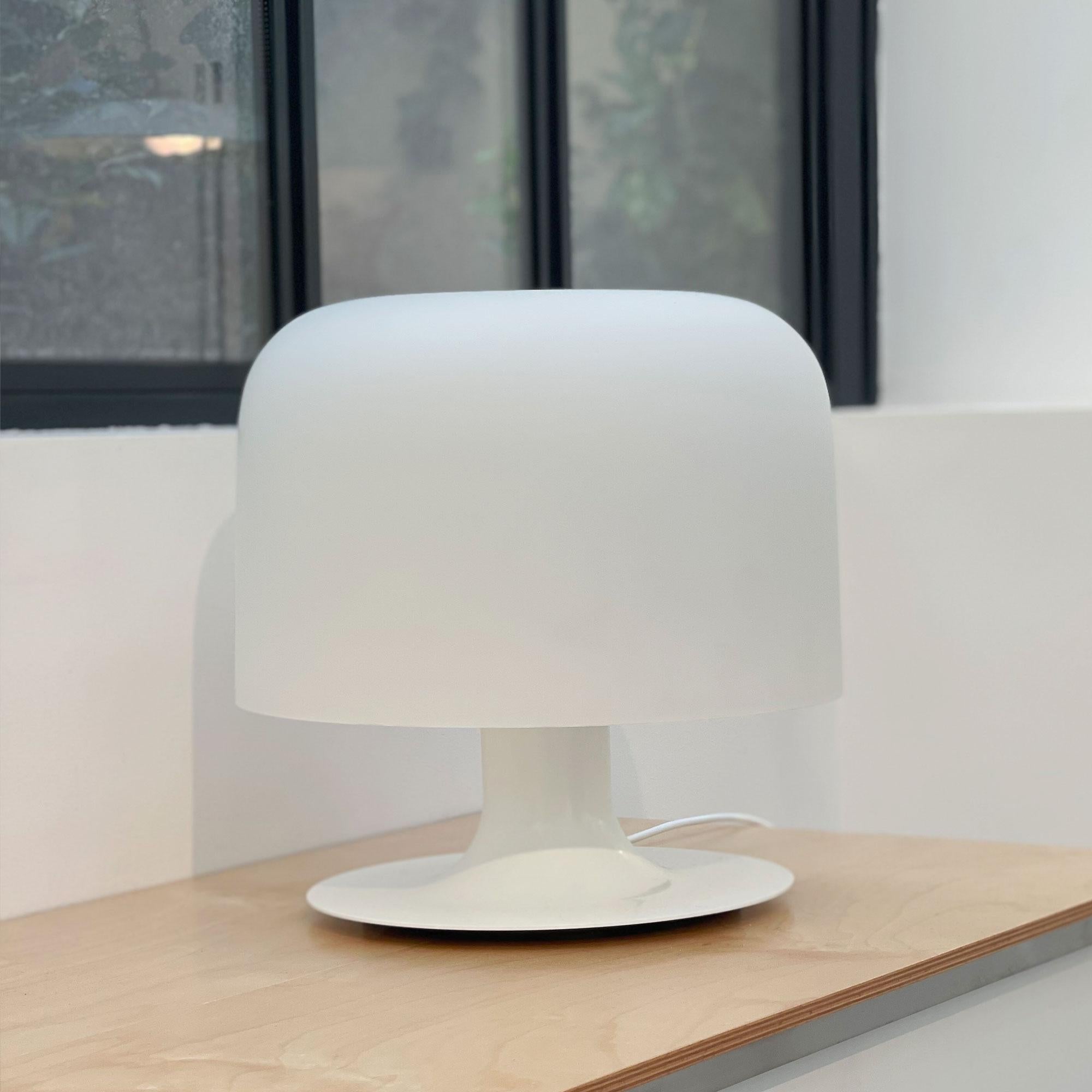 10576 Lampe à poser de Disderot
Édition limitée. 
Conçu par Michel Mortier
Dimensions : Ø 35,3 x H 35,3 cm : Ø 35,3 x H 35,3 cm.
Matériaux : Aluminium laqué et opaline.

Livré avec un certificat d'authentification. Fabriqué en France. Disponible en