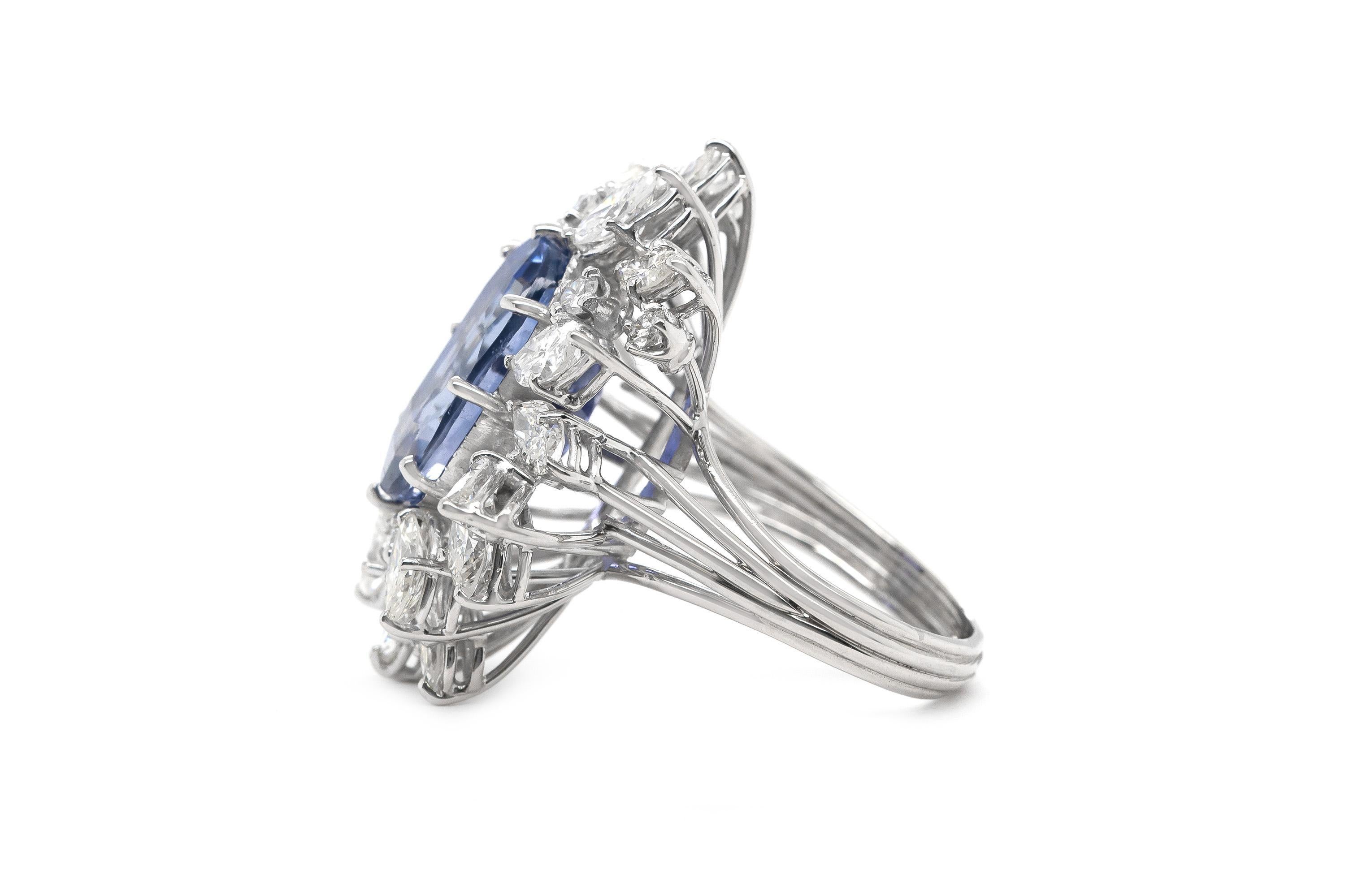 Fein in Handarbeit in Platin mit einem GIA zertifiziert, Ceylon (Sri Lanka) Herkunft, nicht hitzebehandelt, Ovalschliff, Saphir mit einem Gewicht von 10,59 Karat, GIA #5192212647.
Der Ring ist mit einer Gruppe von Diamanten im Marquise- und