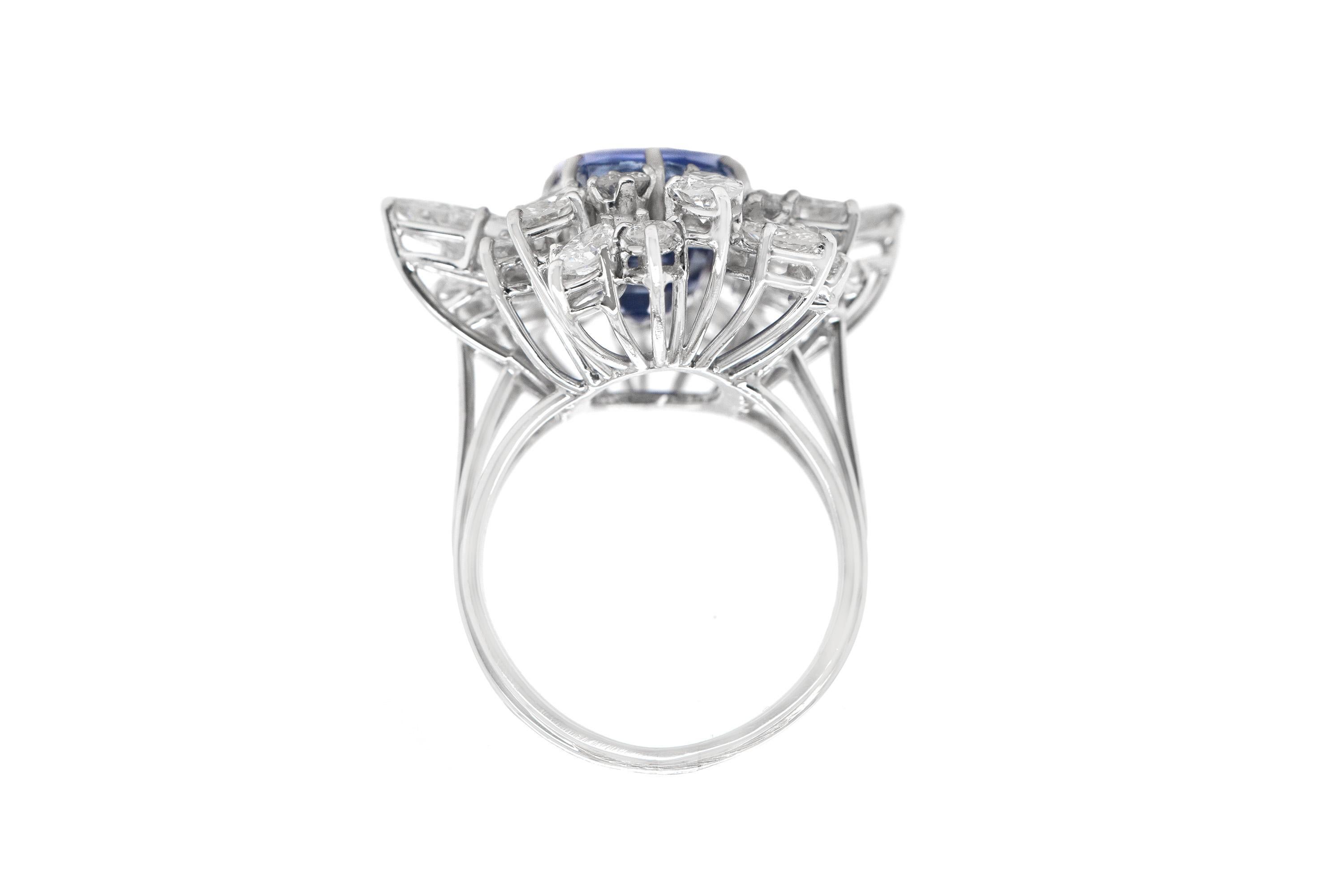 10,59 Karat Ceylon Saphir und 5,00 Karat Diamant-Cluster-Ring im Zustand „Gut“ im Angebot in New York, NY