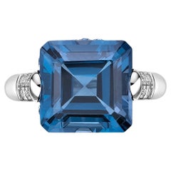 Bague fantaisie London Blue Topaz de 10,59 carats en 18KWG avec diamant blanc.