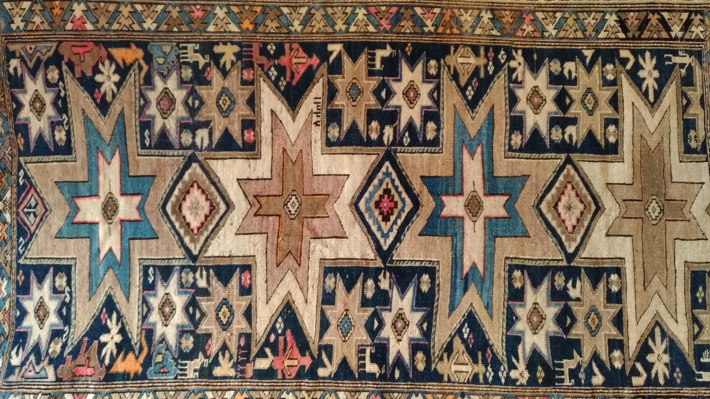 Bonita alfombra shirwan del siglo XIX con un bello dibujo y bonitos colores naturales, anudada totalmente a mano con pelo de lana sobre una base de lana.