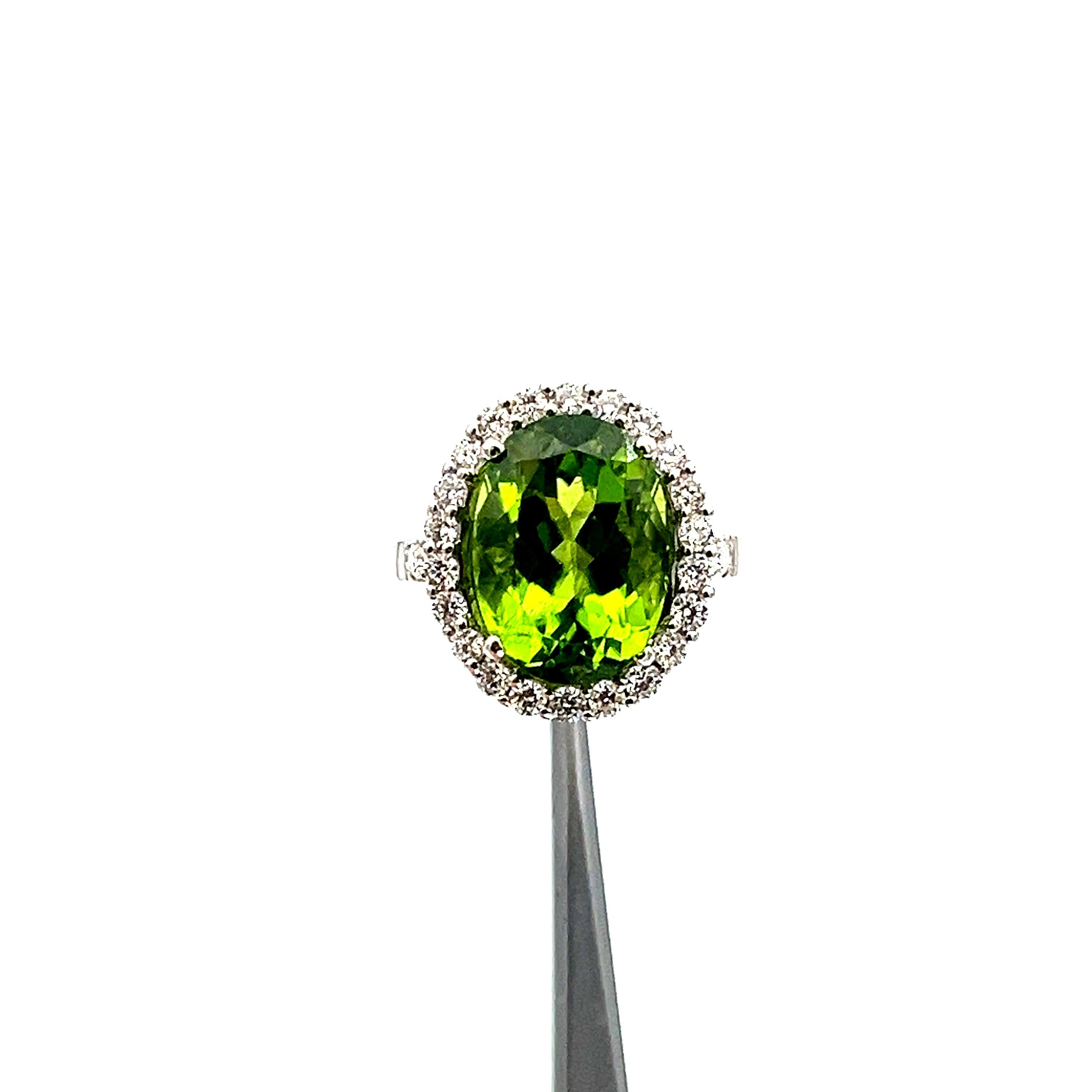 Women's or Men's 10.59 ct Natural Peridot & Diamond Ring  For Sale