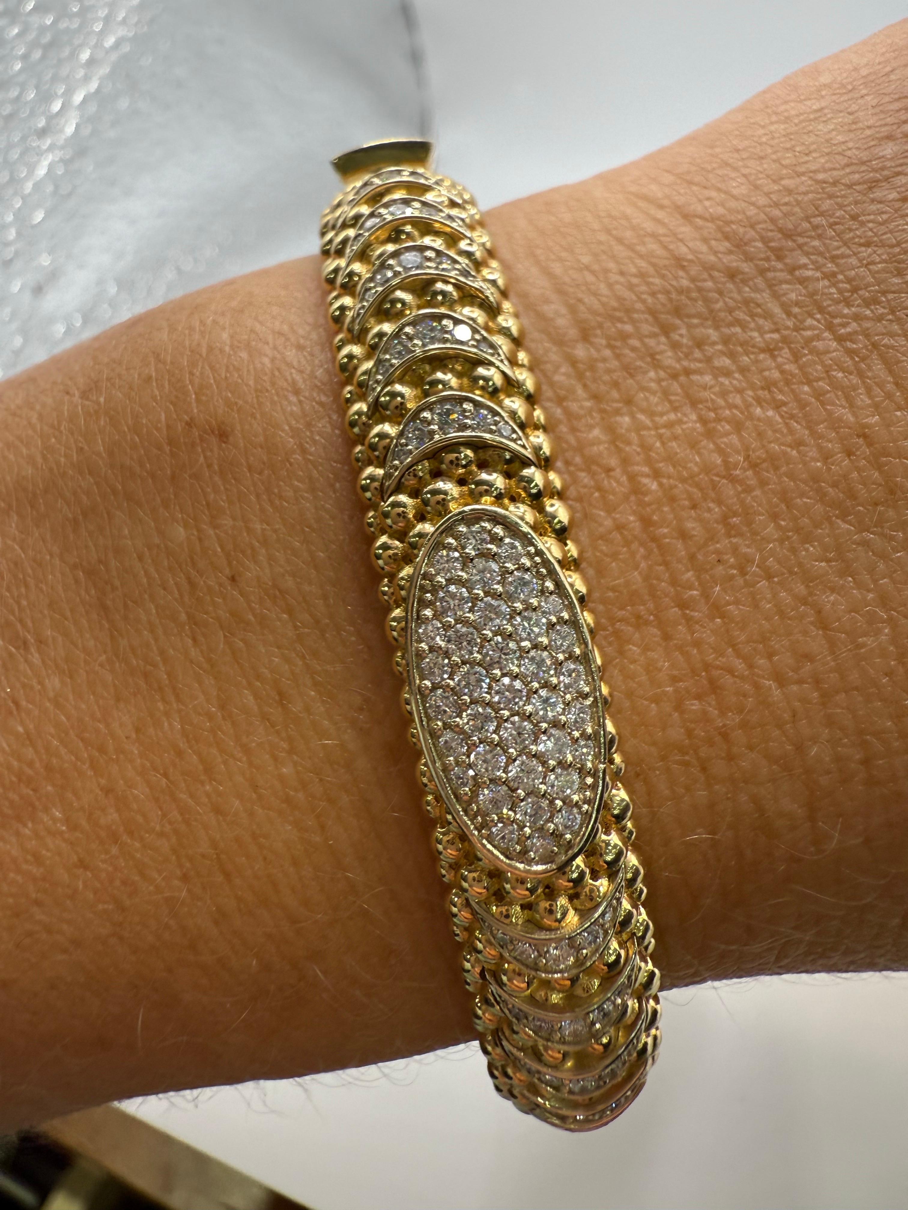 Bracciale bangle unico nel suo genere in oro 18KT con diamanti VS per un peso di 1,05 carati. I grammi sono a 30 gr.

**Tutti gli oggetti lasciano la nostra sede con un certificato a nome dell'acquirente, politica aziendale! Questo garantisce la
