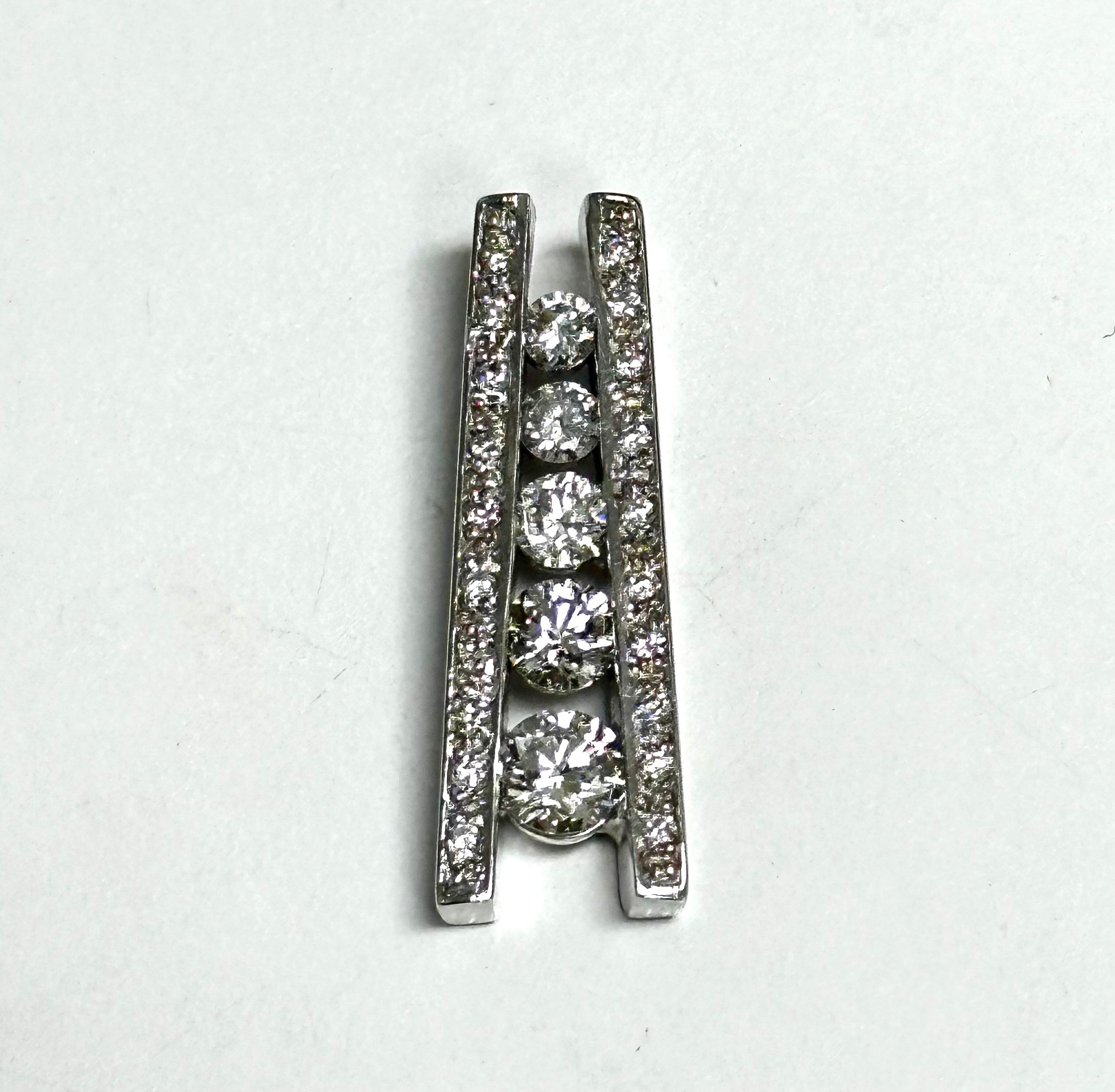 Stock# P7419
Forme des diamants : Rond
Poids des diamants : 1.05ct
Couleur du diamant : G-H
Clarté du diamant : VS-SI
Métal du sertissage : Or blanc 14K
Poids de la monture : 2.88 gm 