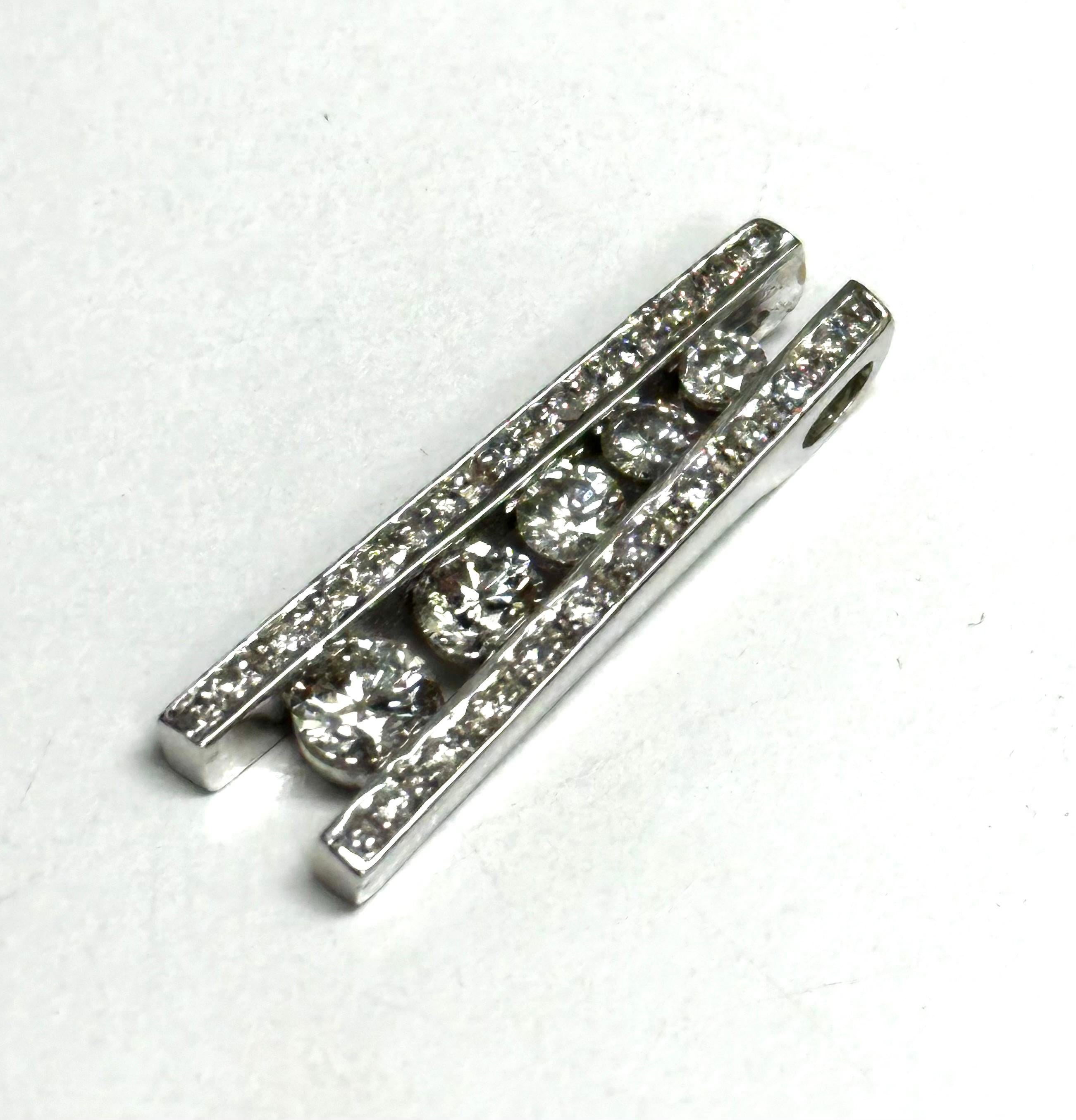 Contemporain Pendentif en or blanc orné d'un diamant de 1,05ct en vente