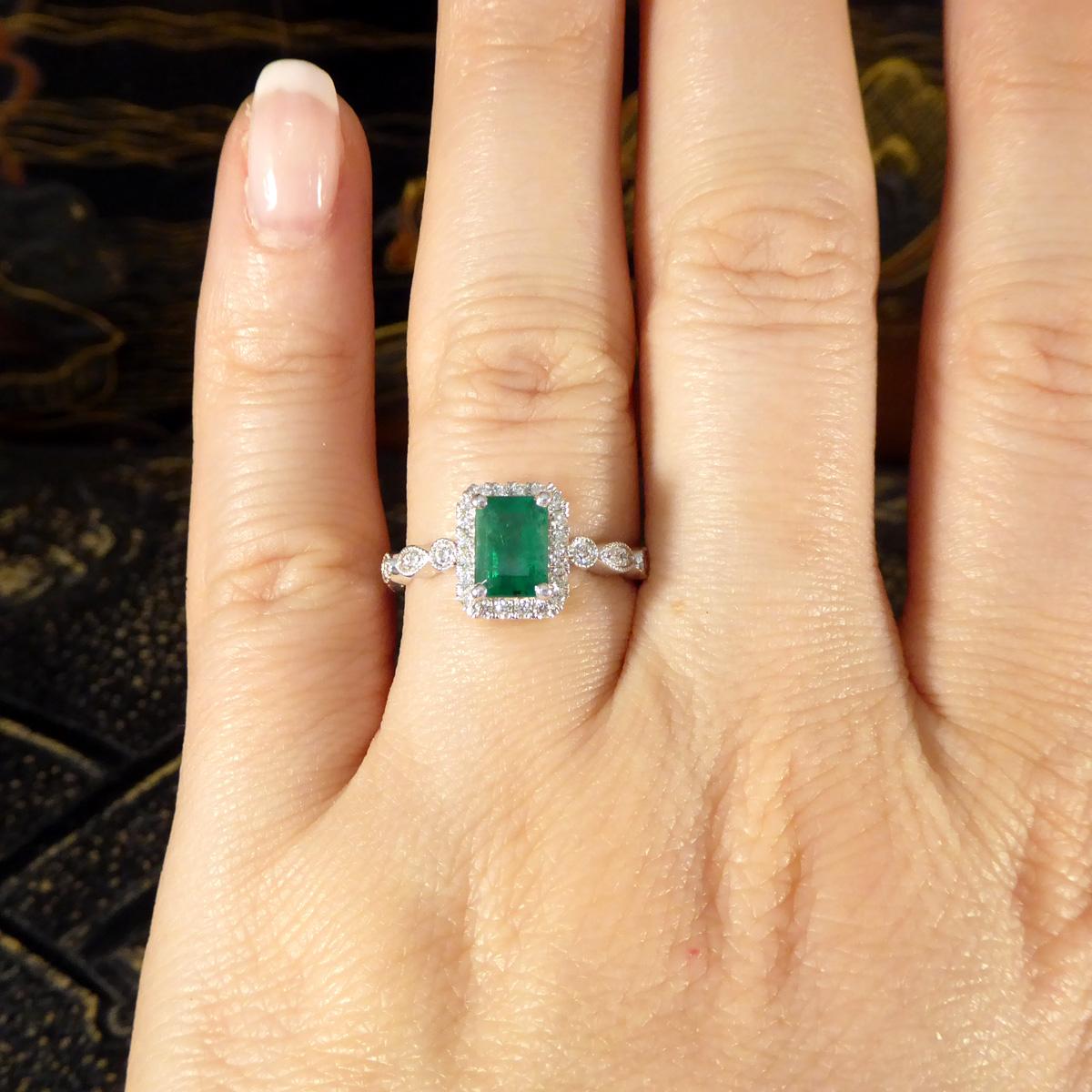 1,05 Karat Smaragd- und Diamant-Cluster-Ring mit Diamant-Schultern aus Platin Damen im Angebot