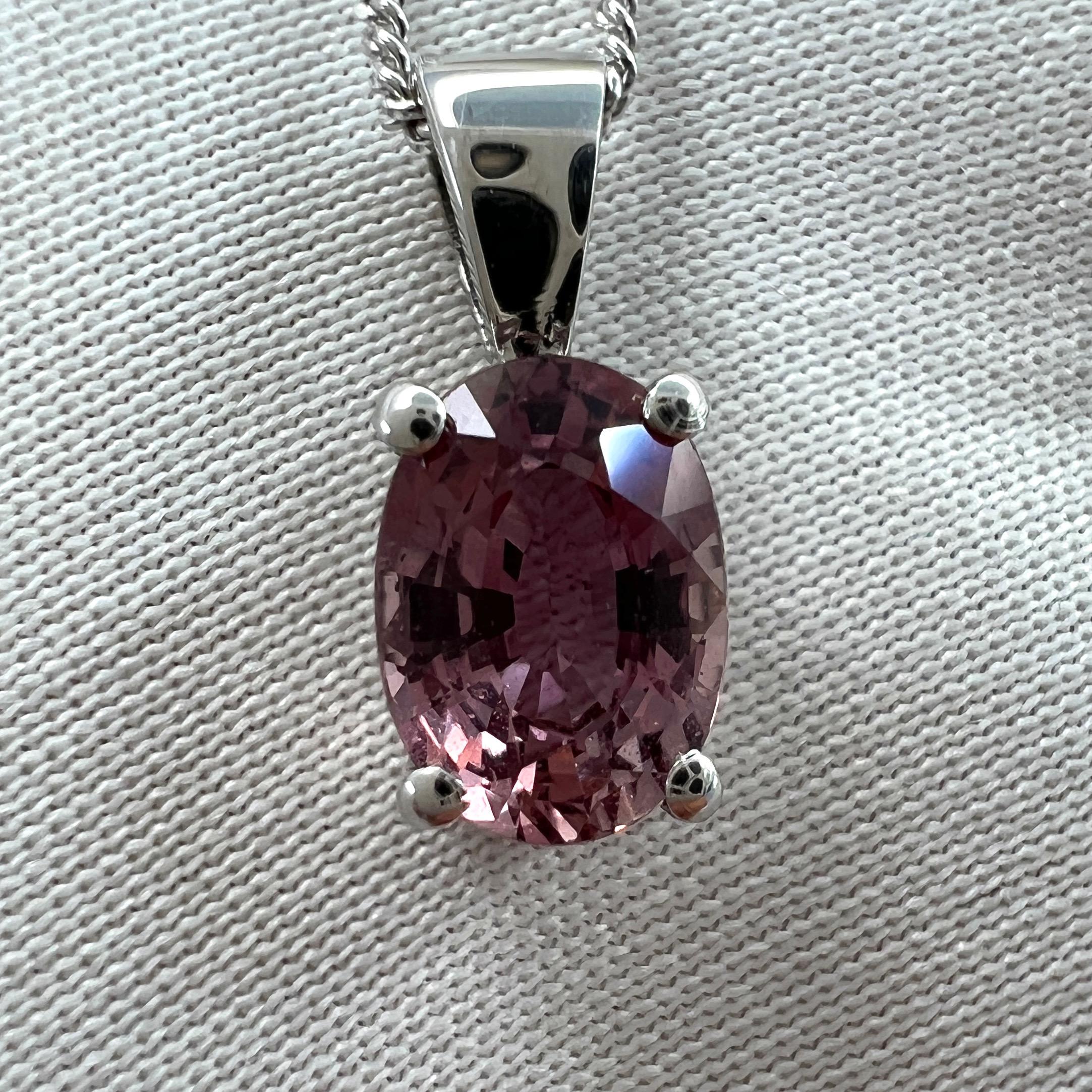 Collier à pendentif en or blanc 18 carats avec saphir non traité de couleur rose vif.

Un beau saphir non traité de 1,05 carat, certifié IGI, d'une belle couleur rose vif et violette.

Le saphir a également une excellente coupe ovale avec une