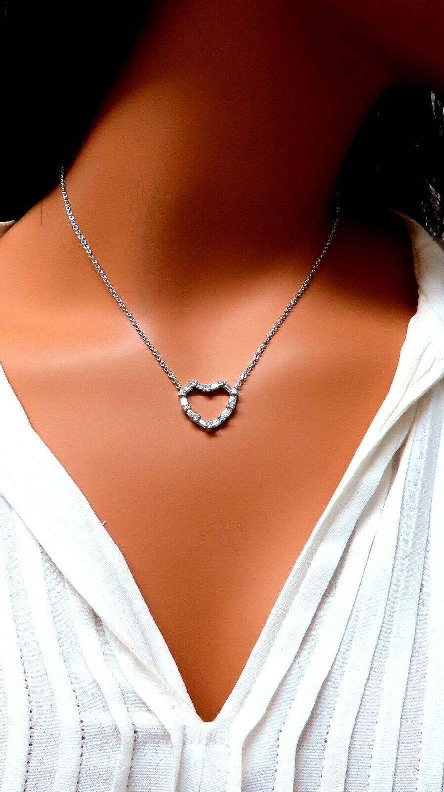 1,05ct. Ciondolo a cuore con diamanti naturali

Colore G / chiarezza Vs-2

10 diamanti rotondi

10 baguette 

diametro del cuore: 20 X 18,5 mm 

Lunghezza totale: 16 pollici

5,6 grammi 

La valutazione di 6000 dollari accompagnerà