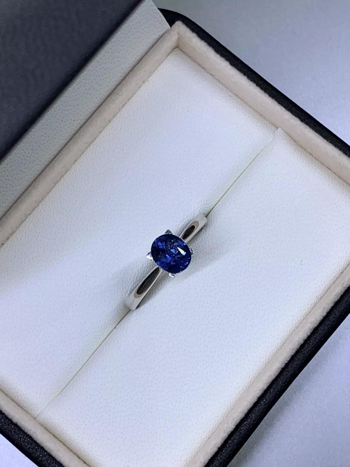 1.05ct natural oval-shaped sapphire engagement ring 18k white gold In New Condition For Sale In London, GB