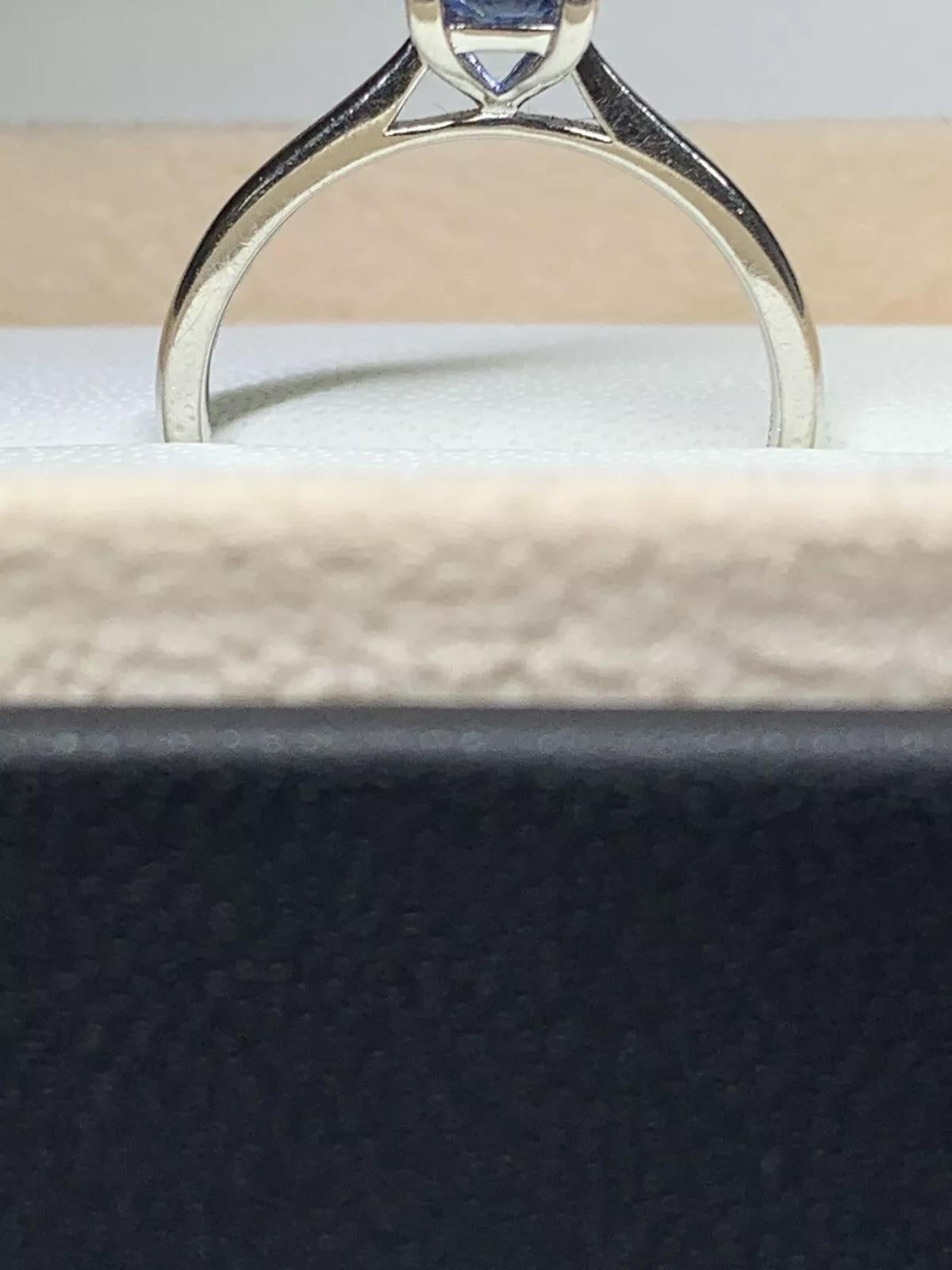 Women's or Men's 1.05ct natural oval-shaped sapphire engagement ring 18k white gold For Sale